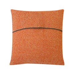 Cuscino in lana arancione ecologico tessuto a mano, di Cristian Zuzunaga, Spagna, 2022