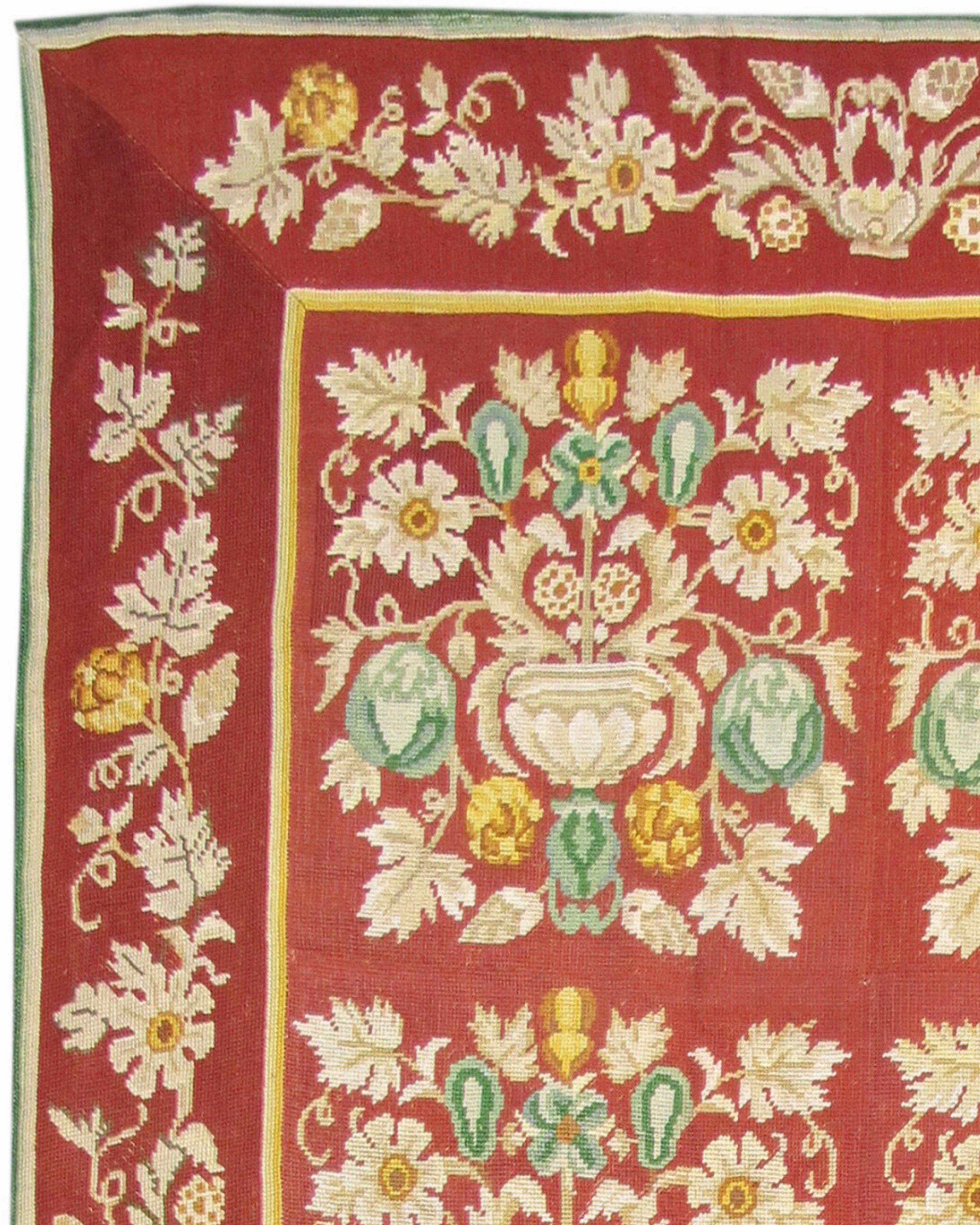 Alfombra europea de punto de aguja tejida a mano, mediados del siglo XX Europeo en venta
