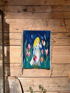 Tapiz figurativo tejido a mano – Mujer entre tulipanes, arte textil escandinavo