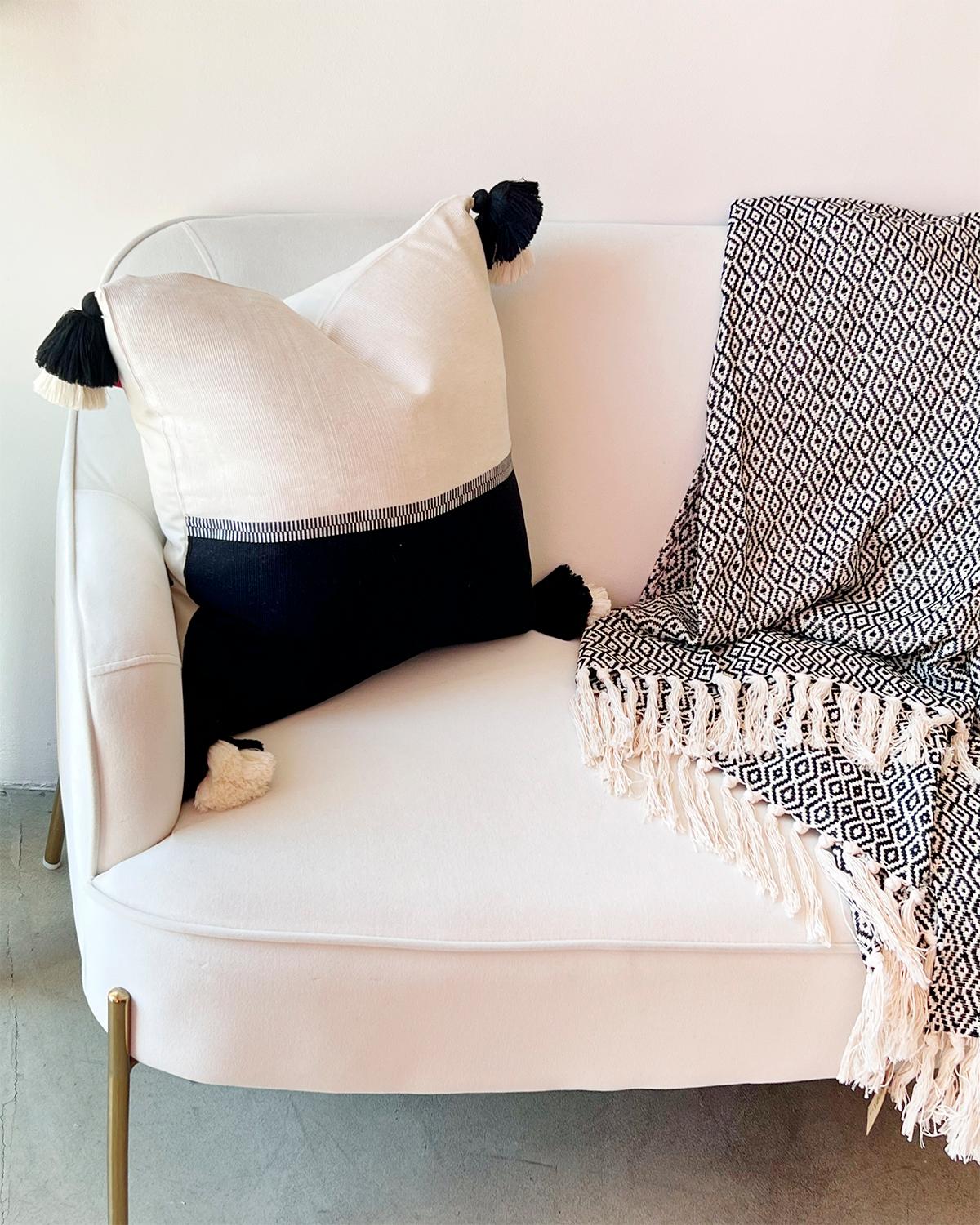 Dieses schwarz-weiße Lendenschurzkissen wurde in Peru aus 100% Pima-Baumwolle handgewebt. Das richtige Kissen für die Couch in Ihrem Wohnzimmer oder das Bett in Ihrem Schlafzimmer zu finden, kann schwierig sein, aber wir haben eine skurrile Lösung