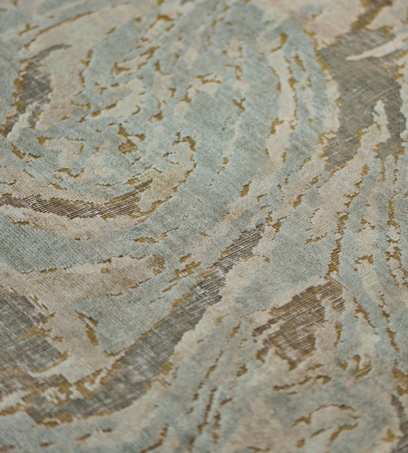 Faisant partie de la collection Mansour Modern, ce tapis abstrait à hauteur d'homme est tissé à la main par des maîtres tisserands qui utilisent des techniques et des matériaux de la plus haute qualité.