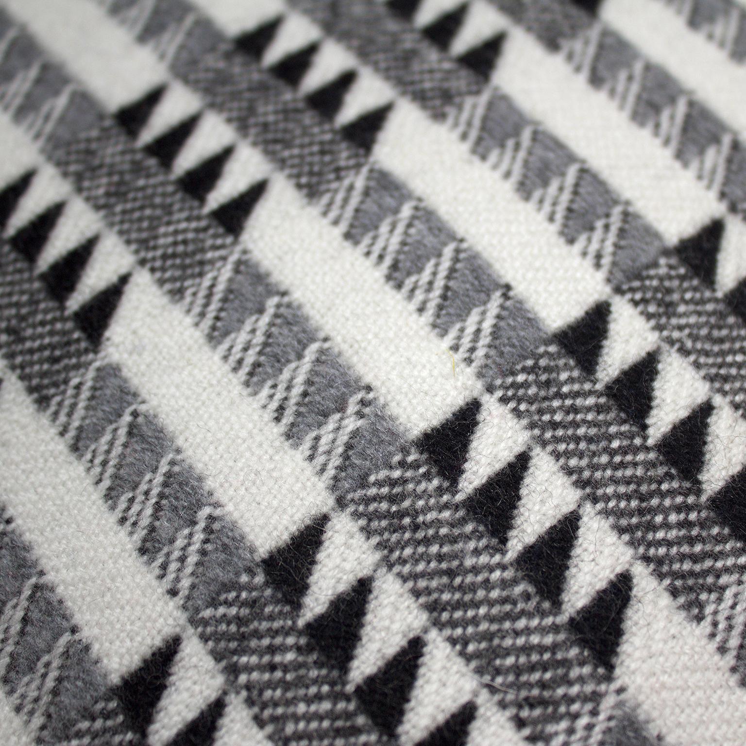 Mid-Century Modern Coussin en laine mérinos géométrique tissé à la main « Ixelles », gris graphite en vente