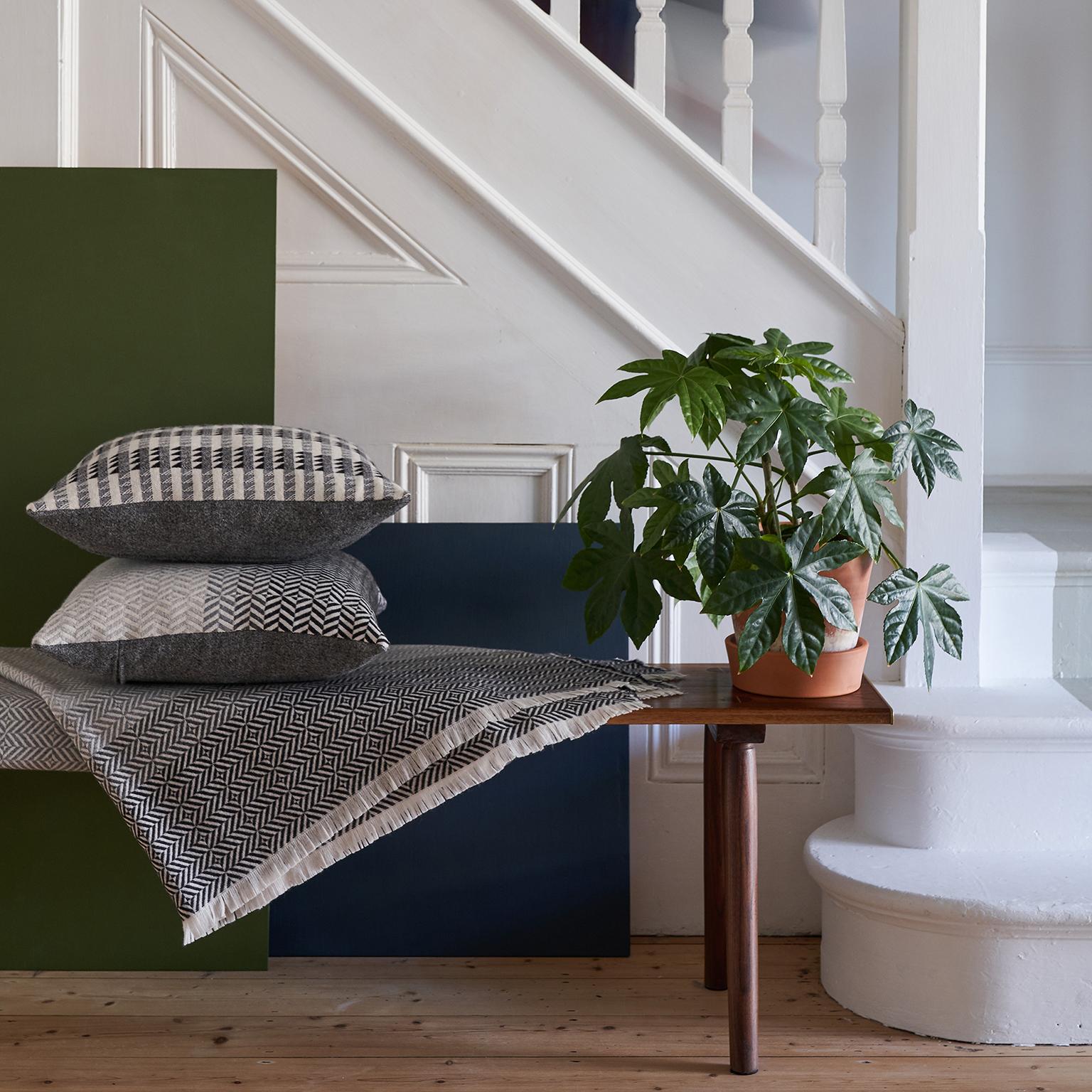 Tessuto a mano Cuscino geometrico in lana merino intrecciata a mano, grigio grafite  Bianco in vendita