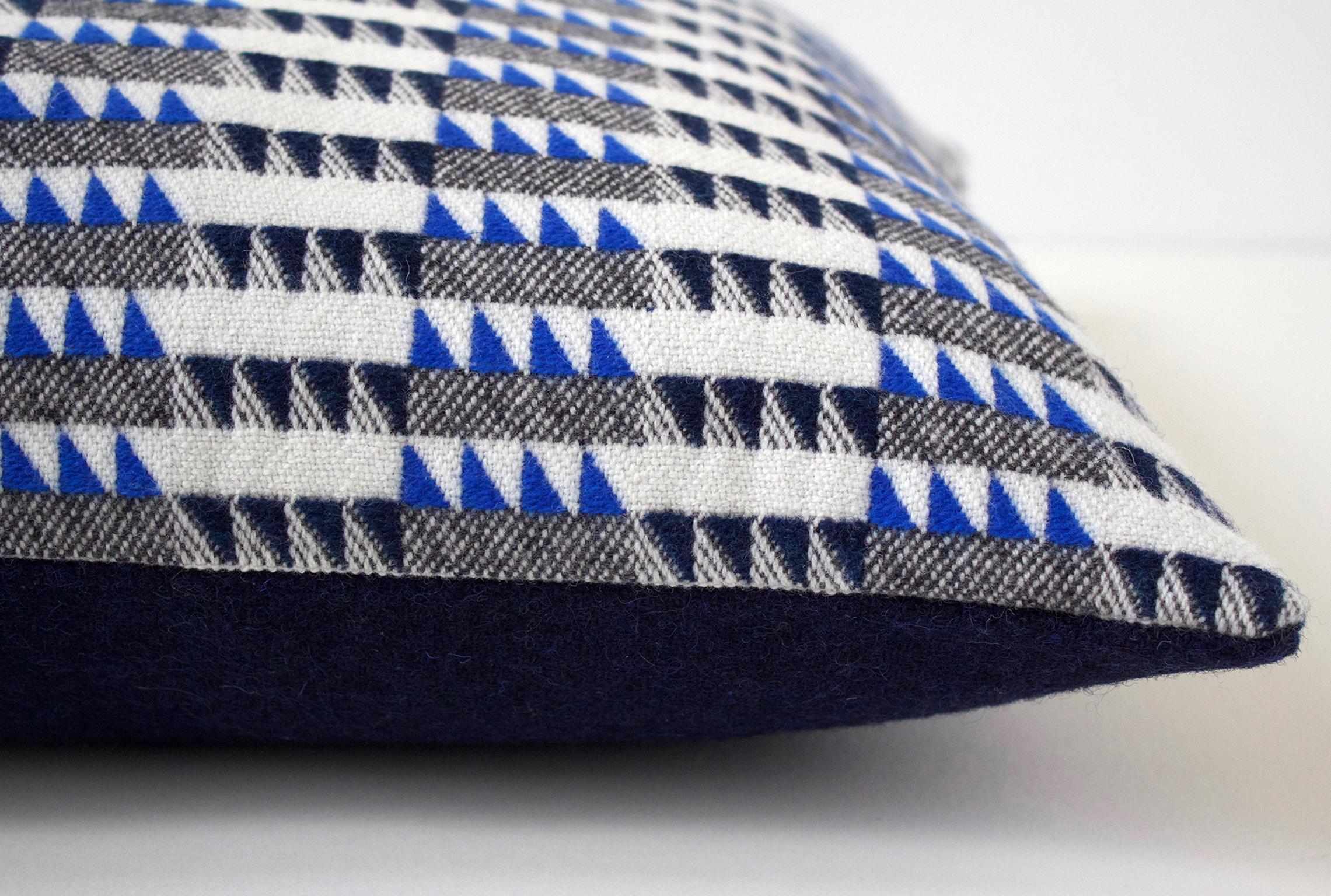 Mid-Century Modern Coussin en laine mérinos géométrique tissé à la main « Ixelles », bleu indigo/bleu cobalt en vente
