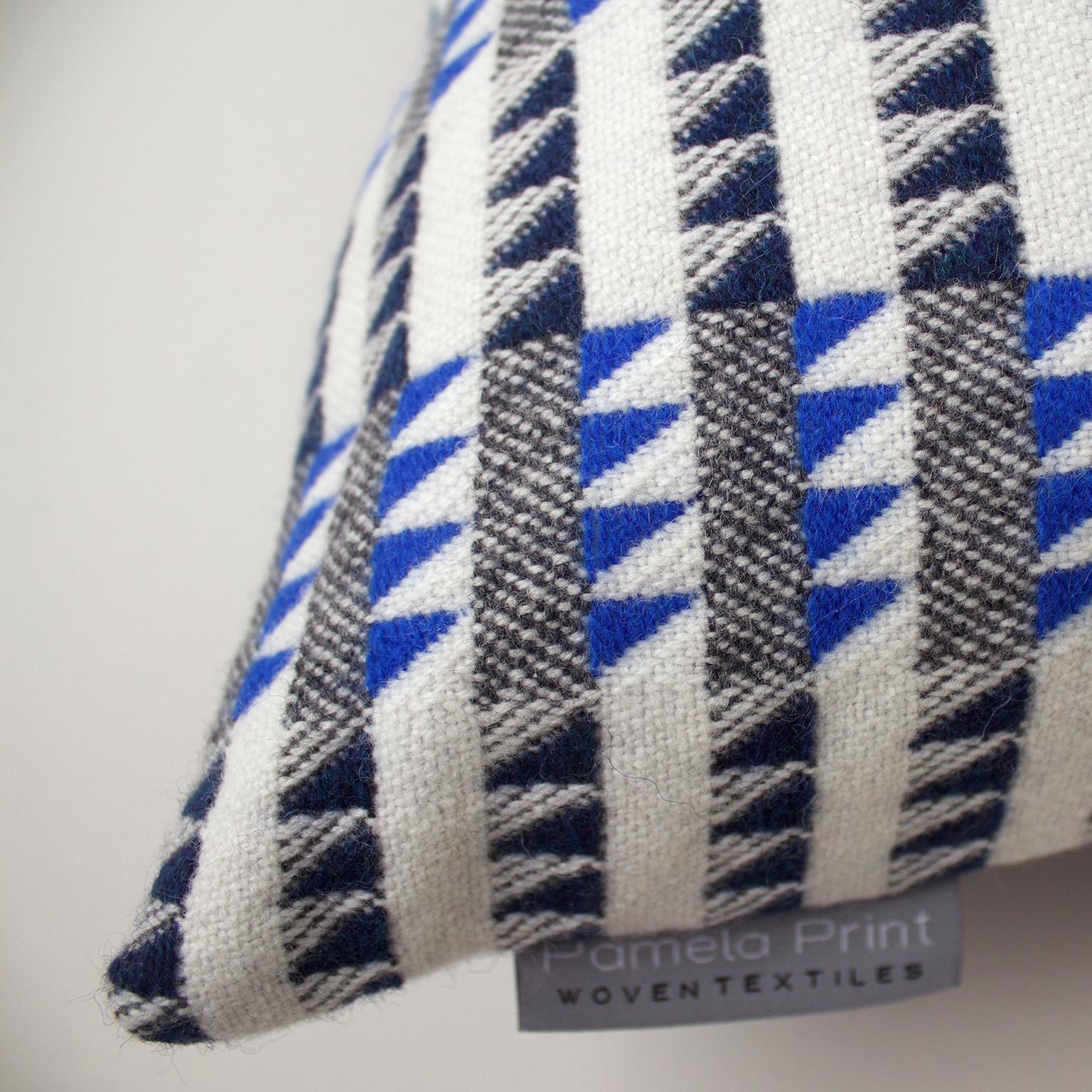 Britannico Cuscino geometrico in lana merino intrecciata a mano, blu indaco colbalto in vendita