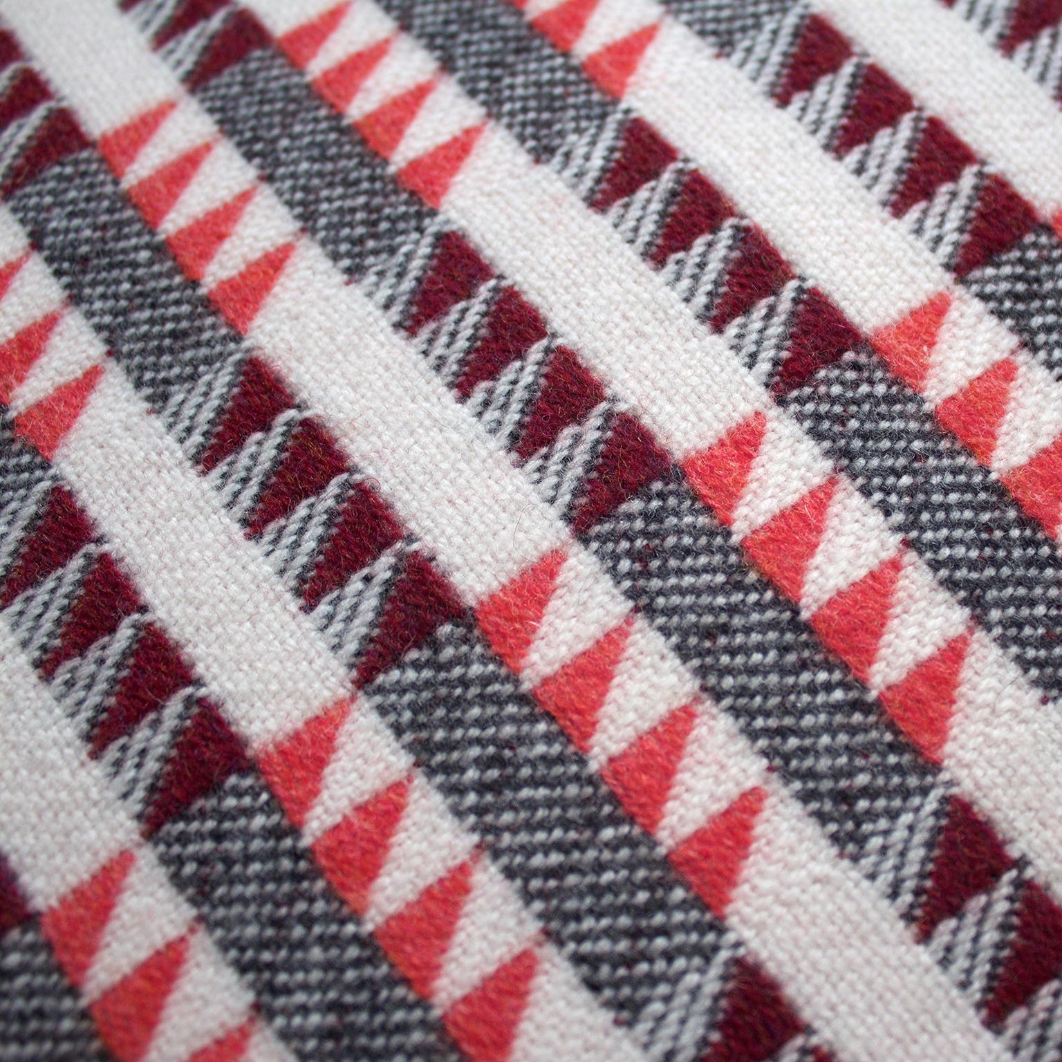 Mid-Century Modern Coussin en laine mérinos géométrique tissé à la main « Ixelles », Papaya/Burgundy/Grey en vente