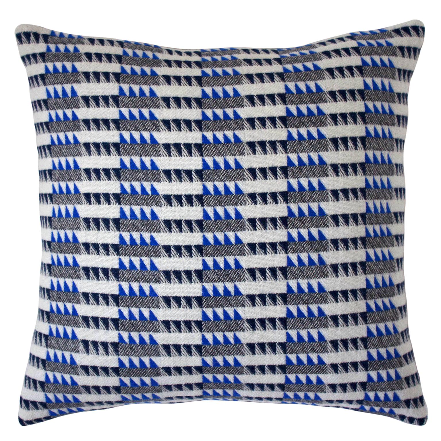 Cuscino geometrico in lana merino intrecciata a mano, blu indaco colbalto