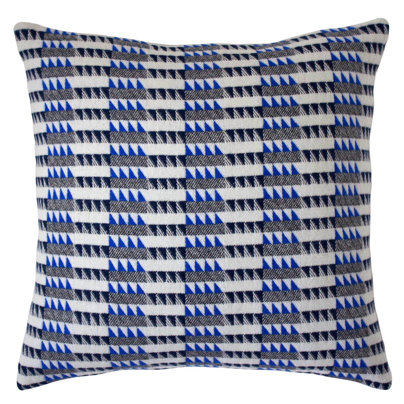 Coussin en laine mérinos géométrique tissé à la main « Ixelles », bleu indigo/bleu cobalt