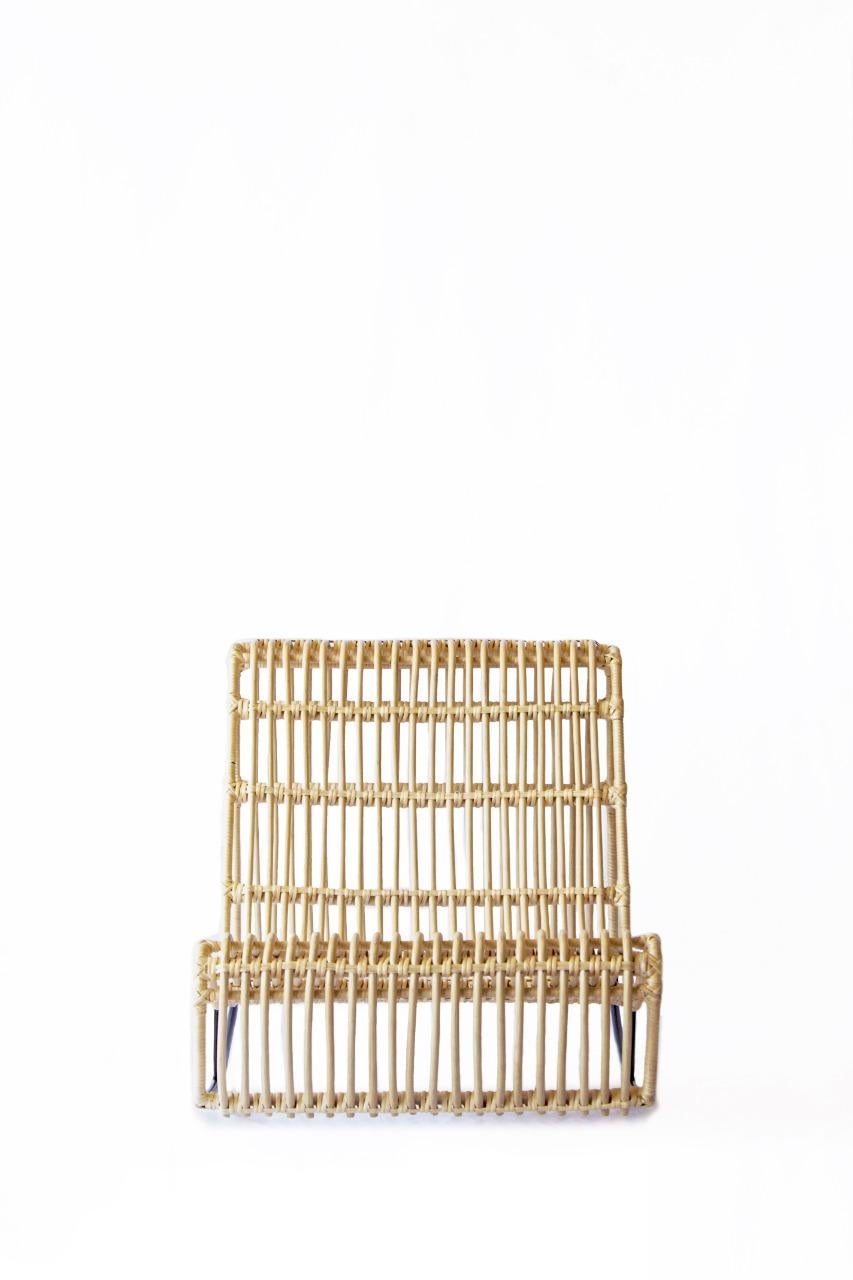 La chaise longue Jambi de León León design de Mexico est une création unique en son genre. Il est composé d'un cadre en acier robuste avec un revêtement en poudre et de fibres de rotin tressées à la main. Avec son design à assise basse, cette chaise