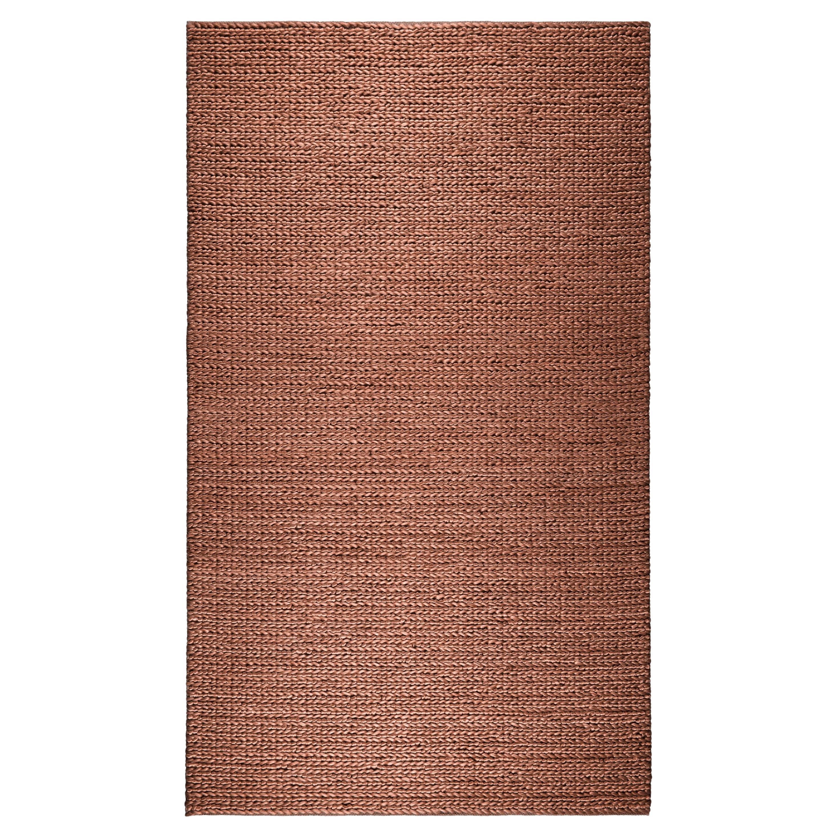 Unser Weave Rug, ein Zeugnis der Schönheit natürlicher Materialien, kombiniert zwei spezielle Webtechniken, um ein Gefühl von Bewegung und Tiefe zu erzeugen. Unsere charakteristische Farbpalette unterstreicht die weiche, glatte Oberfläche des