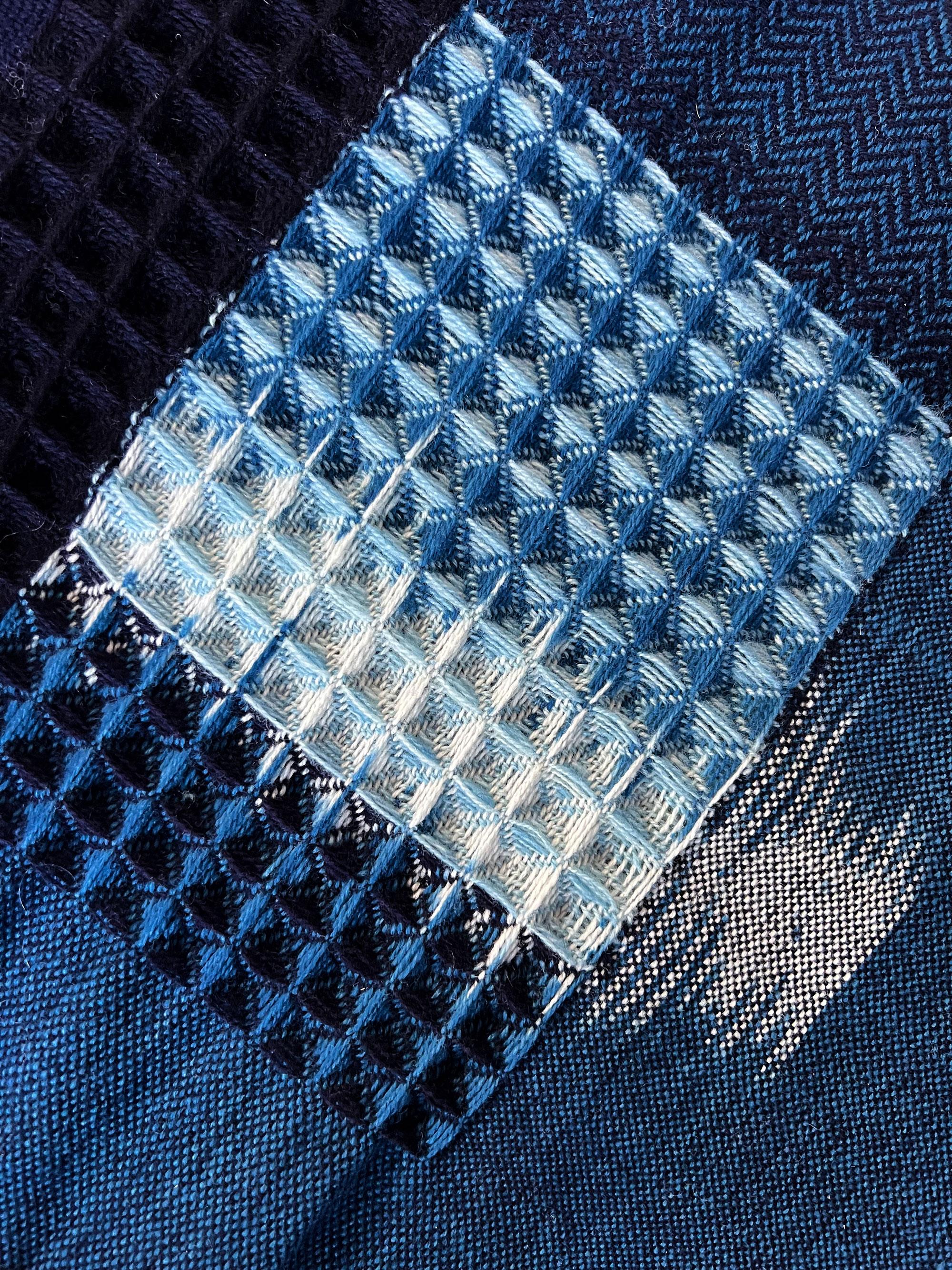 Tejido a mano  Ikat Natural Índigo y Teñido de Plantas Obra de Arte con Flecos en Nuevo estado para la venta en Chelmsford, GB