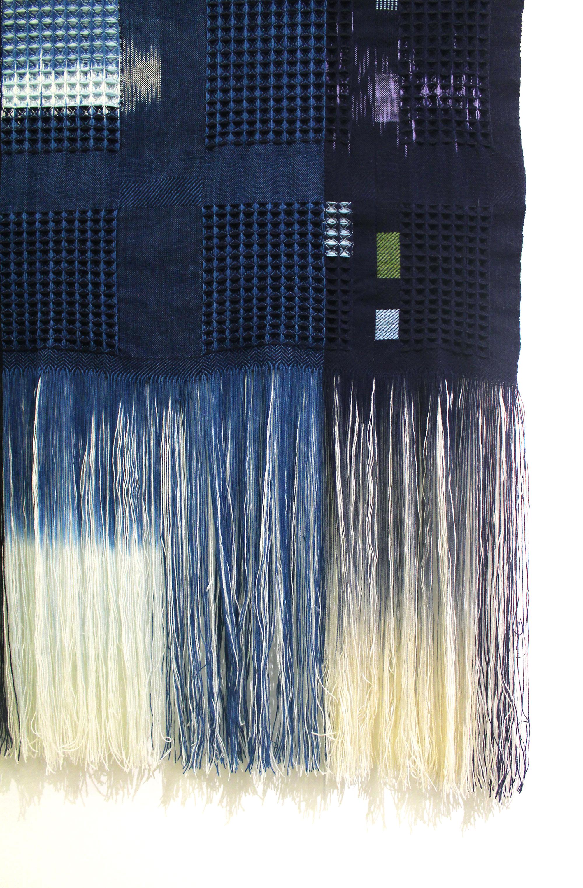 Tejido a mano  Ikat Natural Índigo y Teñido de Plantas Obra de Arte con Flecos Siglo XXI y contemporáneo en venta