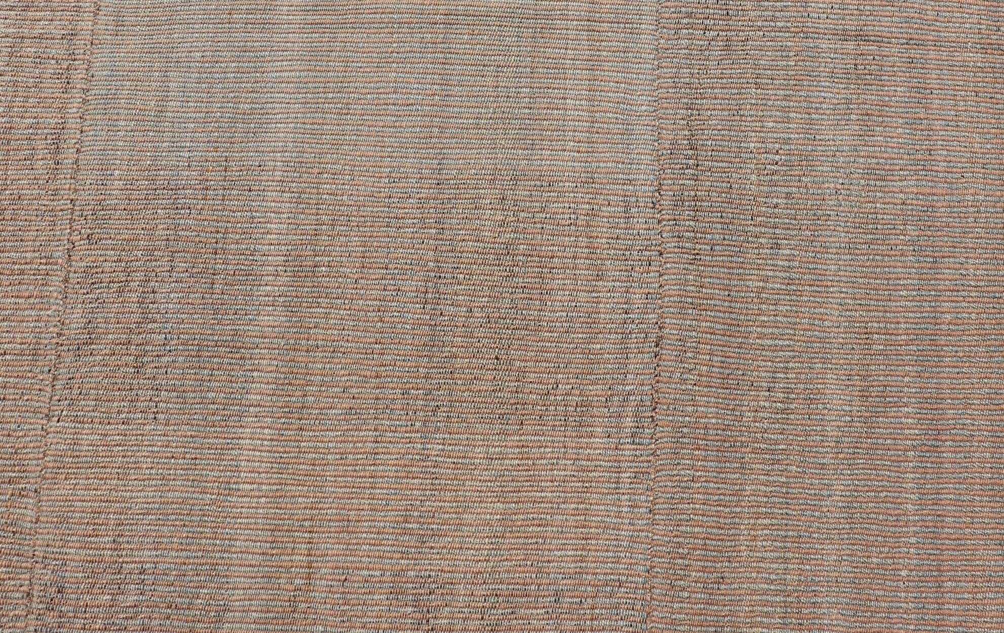 Maße: 11'10 x 15'2 
Handgewebter Kilim-Teppich in weichem Beige und warmen Korallentönen mit Textur 11'10 x 15'2. Keivan Woven Arts / Teppich/VLMC-7669, Herkunftsland / Art: Iran / Kelim, ca. 21. Jahrhundert. 

Dieser handgewebte Kilim-Teppich mit