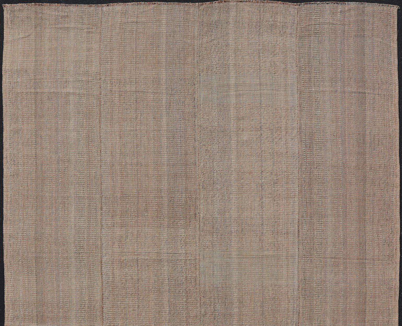 Handgewebter Kilim-Teppich in weichem Beige und warmen Korallentönen mit Textur 11'10 x 15'2 (Kelim) im Angebot