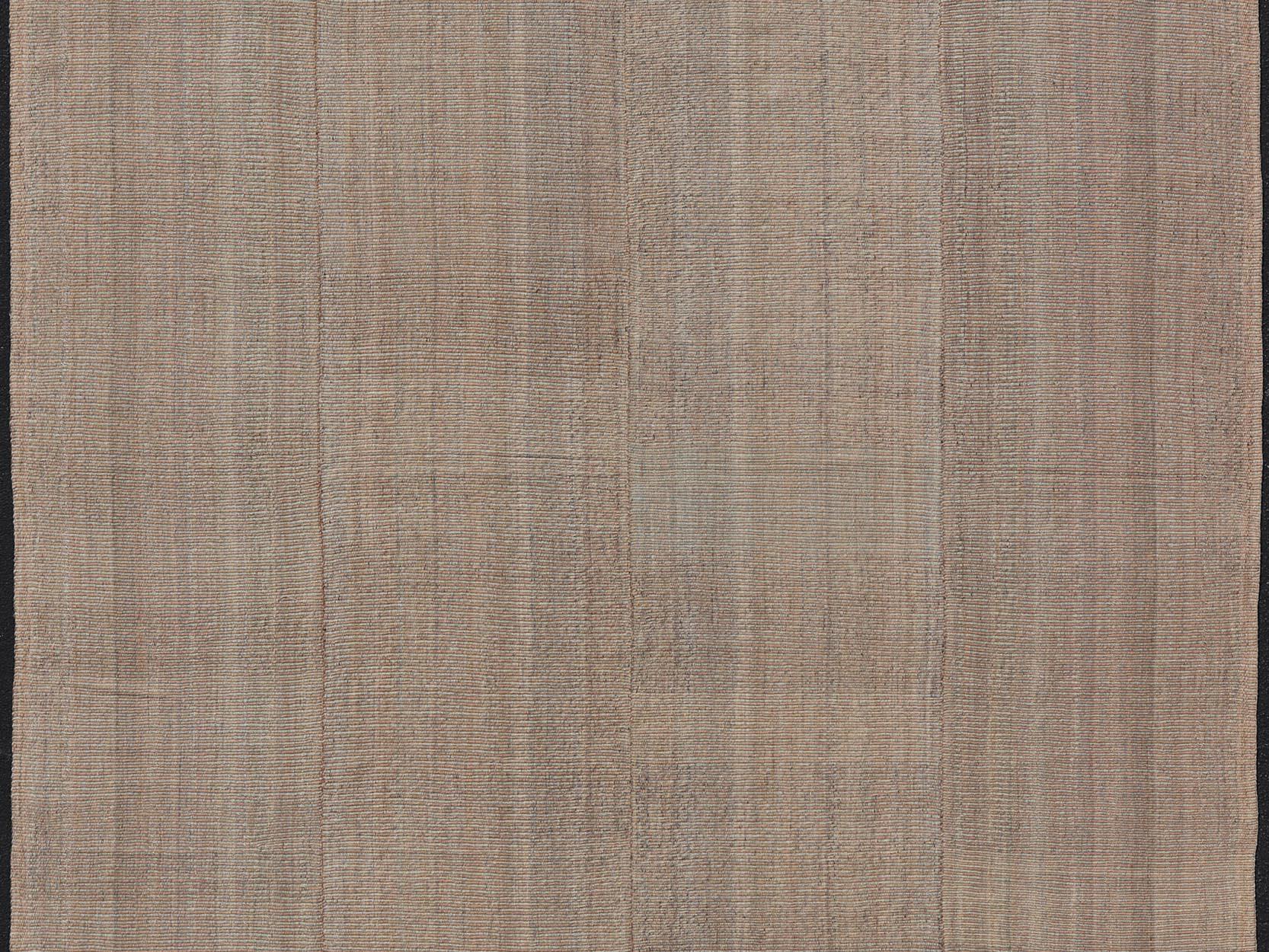 Handgewebter Kilim-Teppich in weichem Beige und warmen Korallentönen mit Textur 11'10 x 15'2 (Persisch) im Angebot