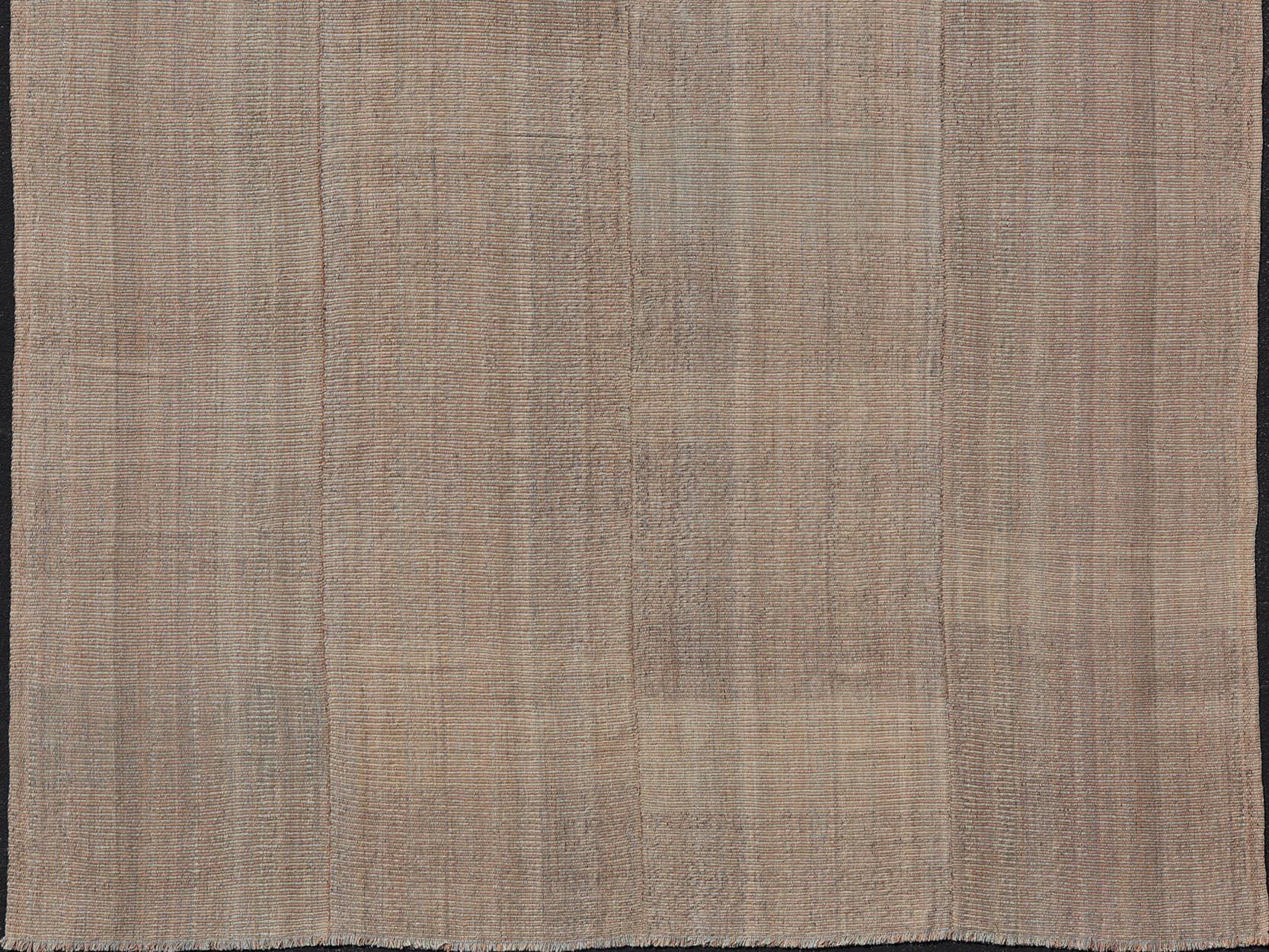 Handgewebter Kilim-Teppich in weichem Beige und warmen Korallentönen mit Textur 11'10 x 15'2 im Zustand „Neu“ im Angebot in Atlanta, GA