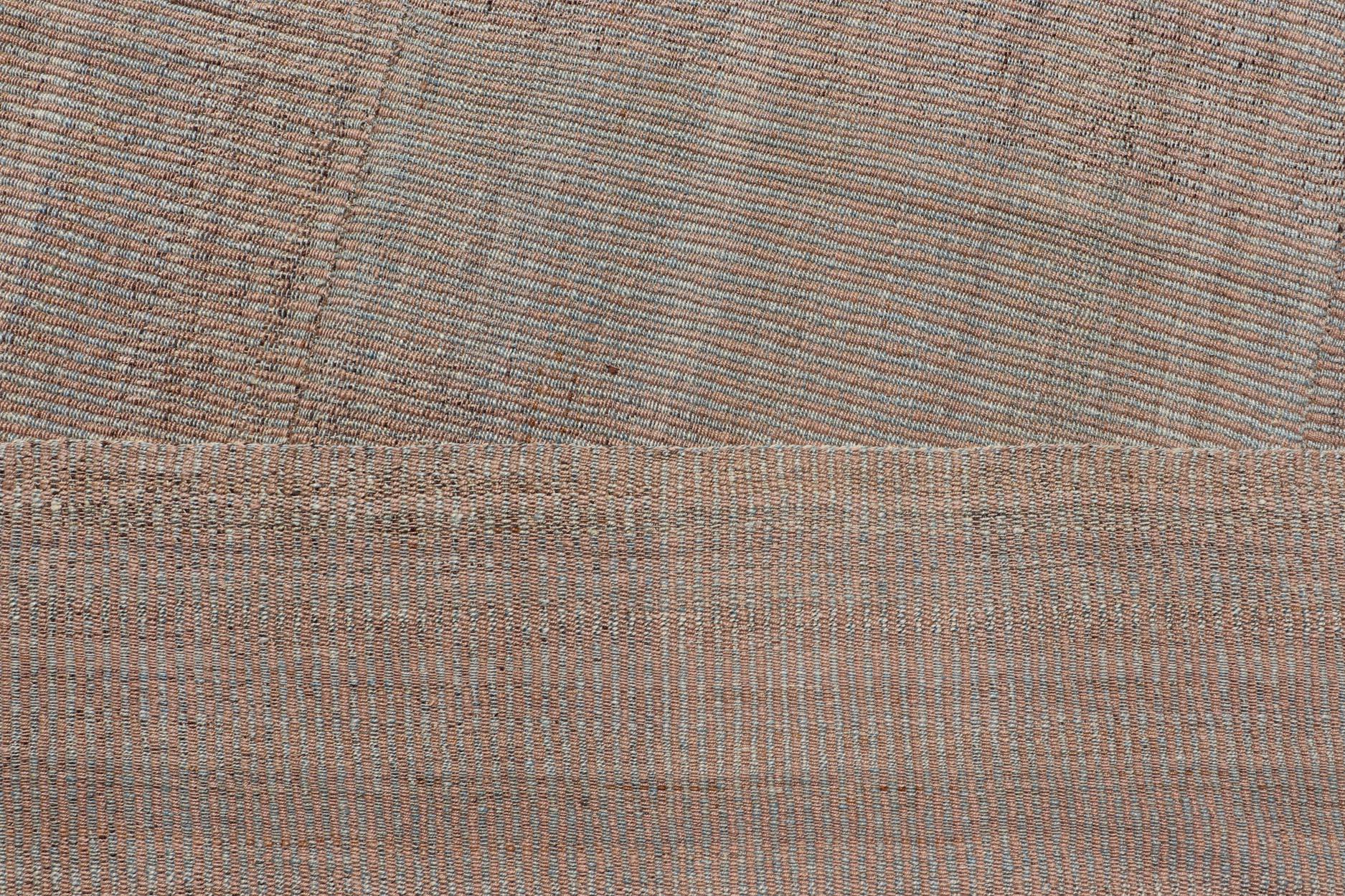 Handgewebter Kilim-Teppich in weichem Beige und warmen Korallentönen mit Textur 11'10 x 15'2 (21. Jahrhundert und zeitgenössisch) im Angebot