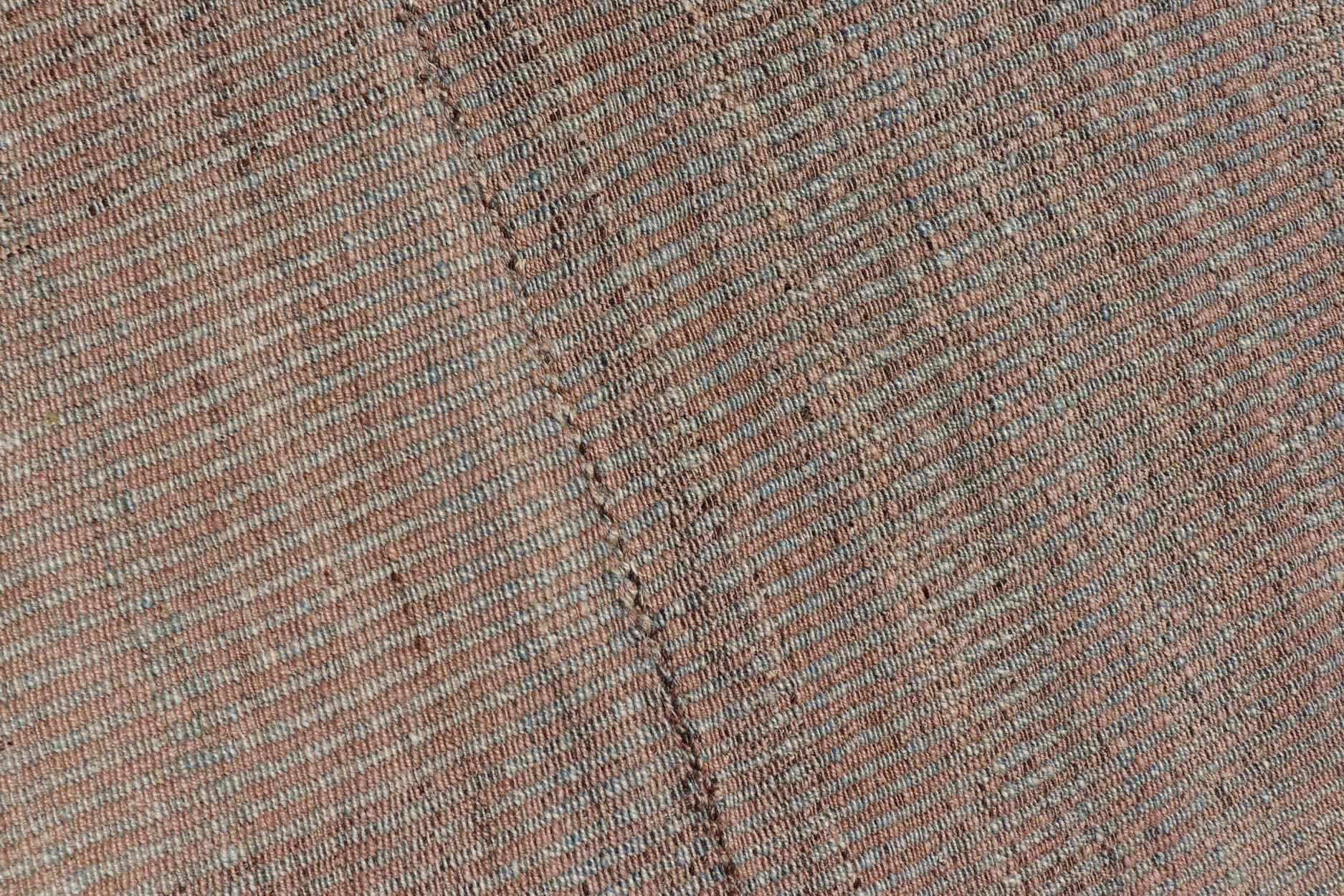 Handgewebter Kilim-Teppich in weichem Beige und warmen Korallentönen mit Textur 11'10 x 15'2 (Wolle) im Angebot