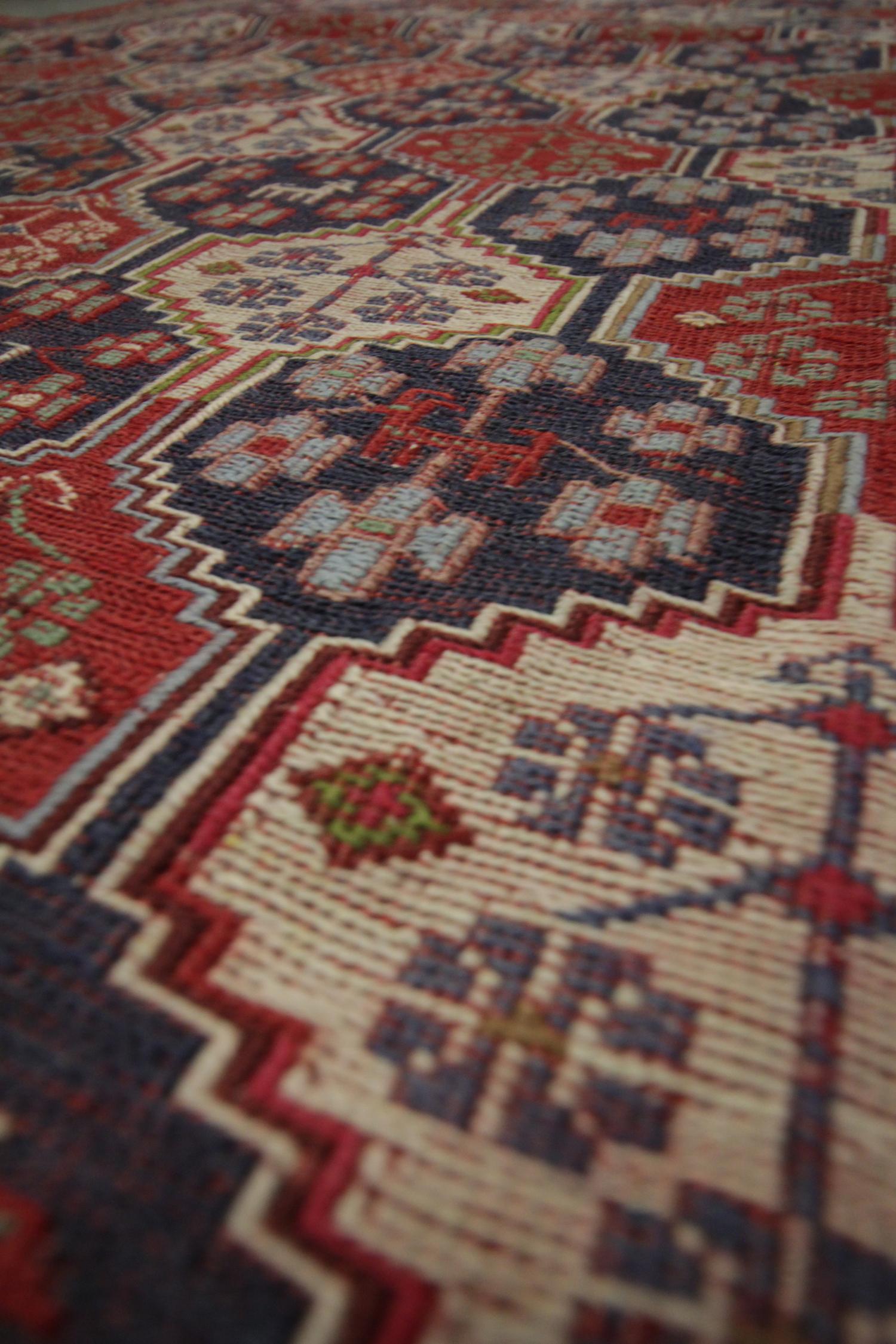 Handgewebter Kilims Orientalischer Teppich, traditioneller Teppich aus roter Sumach-Kelim-Wolle (Mitte des 20. Jahrhunderts) im Angebot