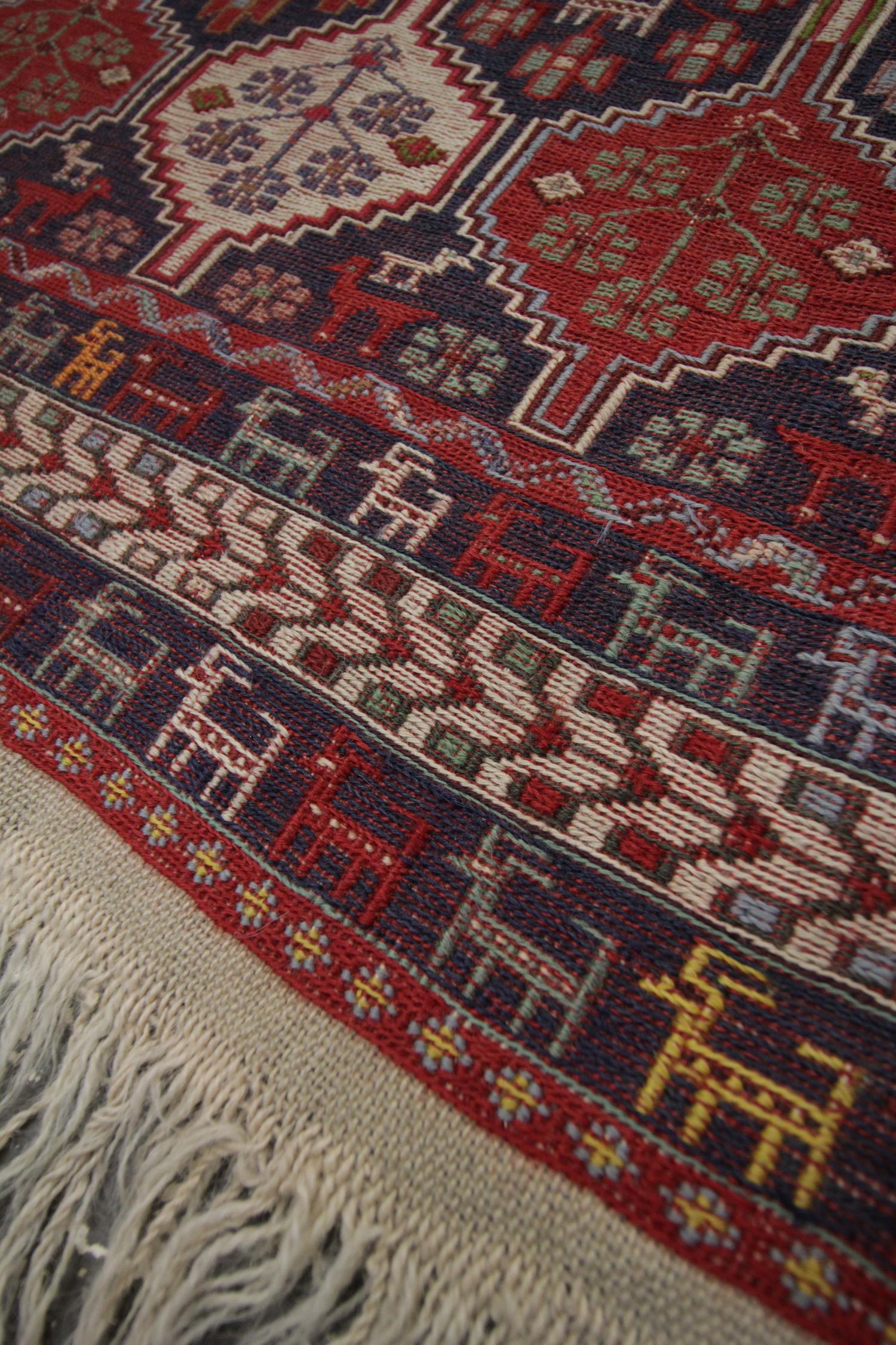 Handgewebter Kilims Orientalischer Teppich, traditioneller Teppich aus roter Sumach-Kelim-Wolle (Organisches Material) im Angebot