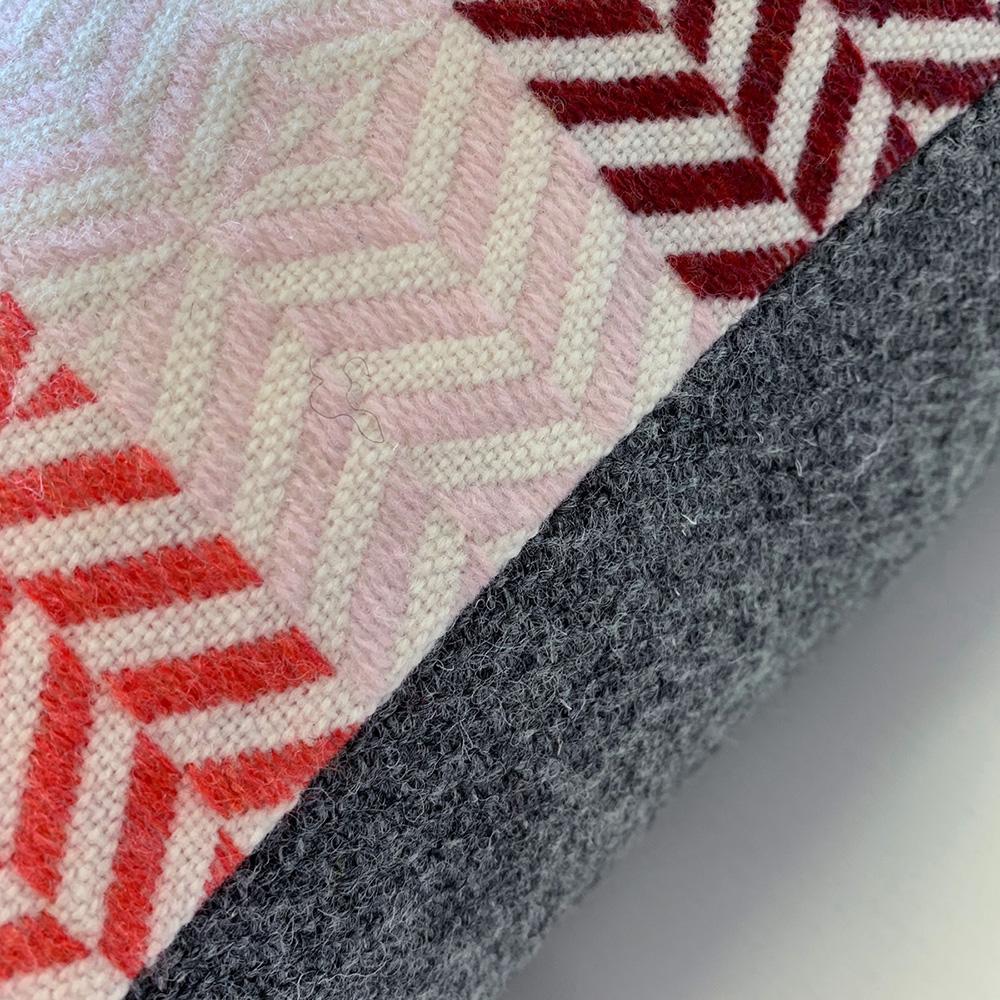 Mid-Century Modern Coussin de laine mérinos géométrique tissé à la main, Papaya/rouge/gris en vente
