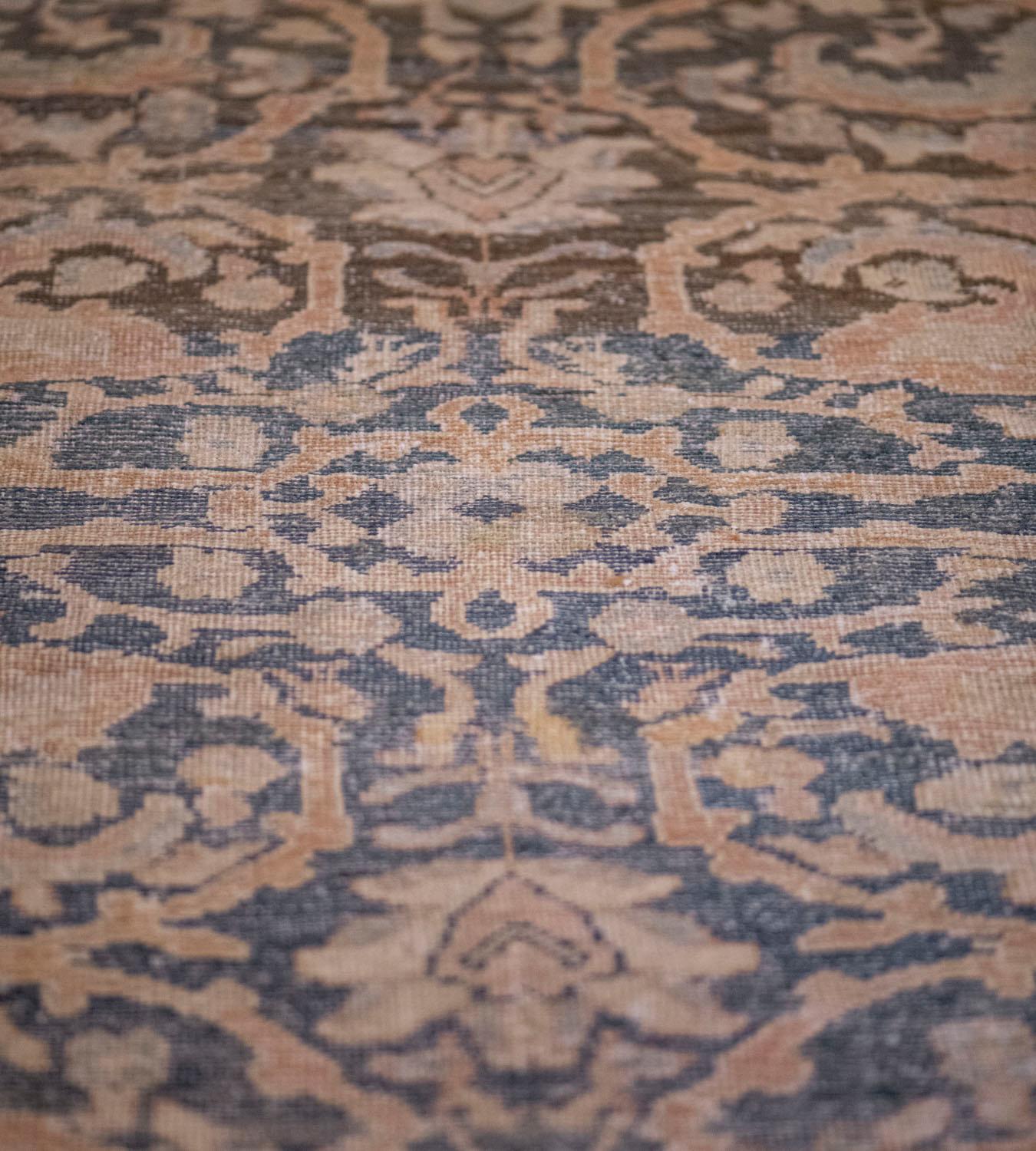 Perse Tapis persan Sultanabad surdimensionné tissé à la main, fin du 19e siècle en vente