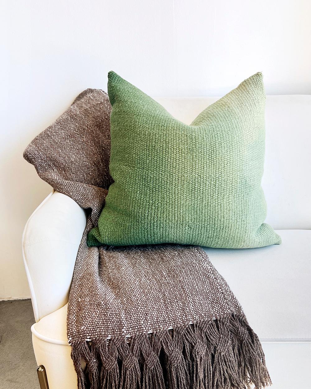 Eine luxuriöse Decke für Ihr Zuhause aus natürlicher Lama-Wolle und Seide. Diese handgefertigte Decke hat ein braun-weißes Geflecht mit braunen Fransen in einem doppelten Flechtmuster, das einzigartig ist und ins Auge fällt. Kombinieren Sie die