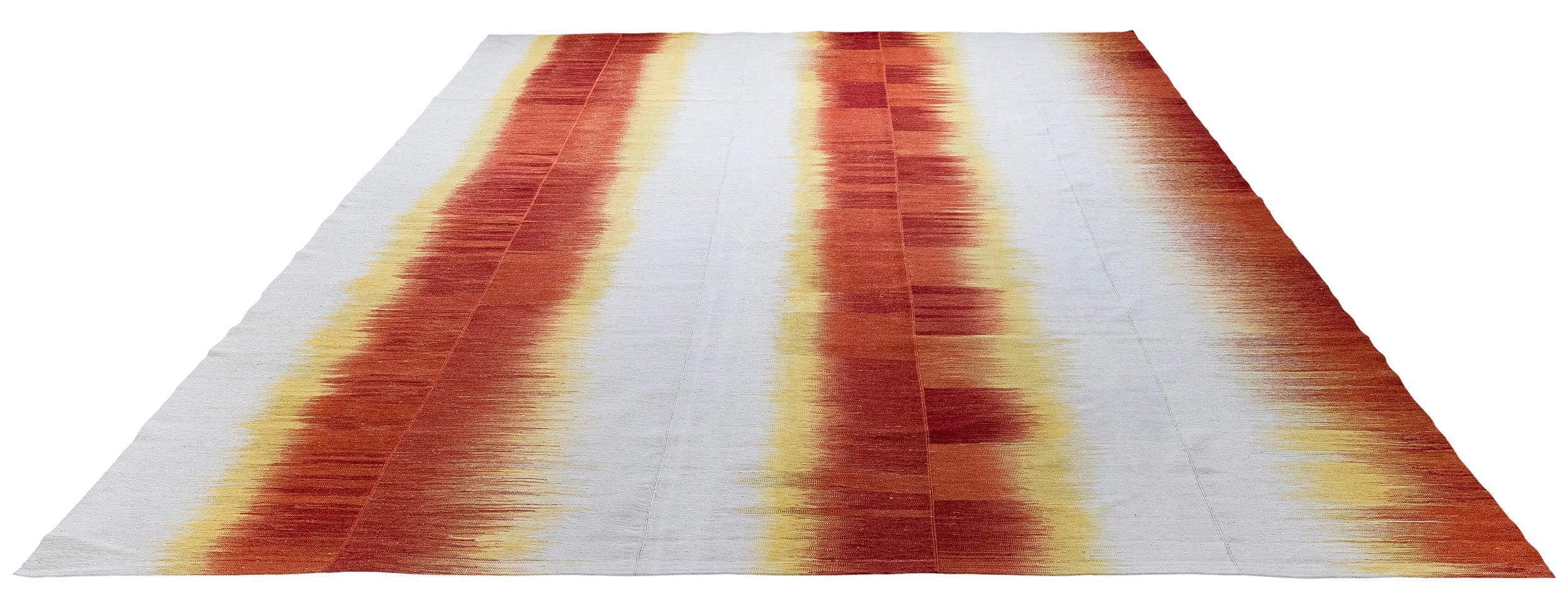 Alfombra Persa Mazandaran de Tejido Plano en Degradado Rojo, Azafrán y Marfil Siglo XXI y contemporáneo en venta