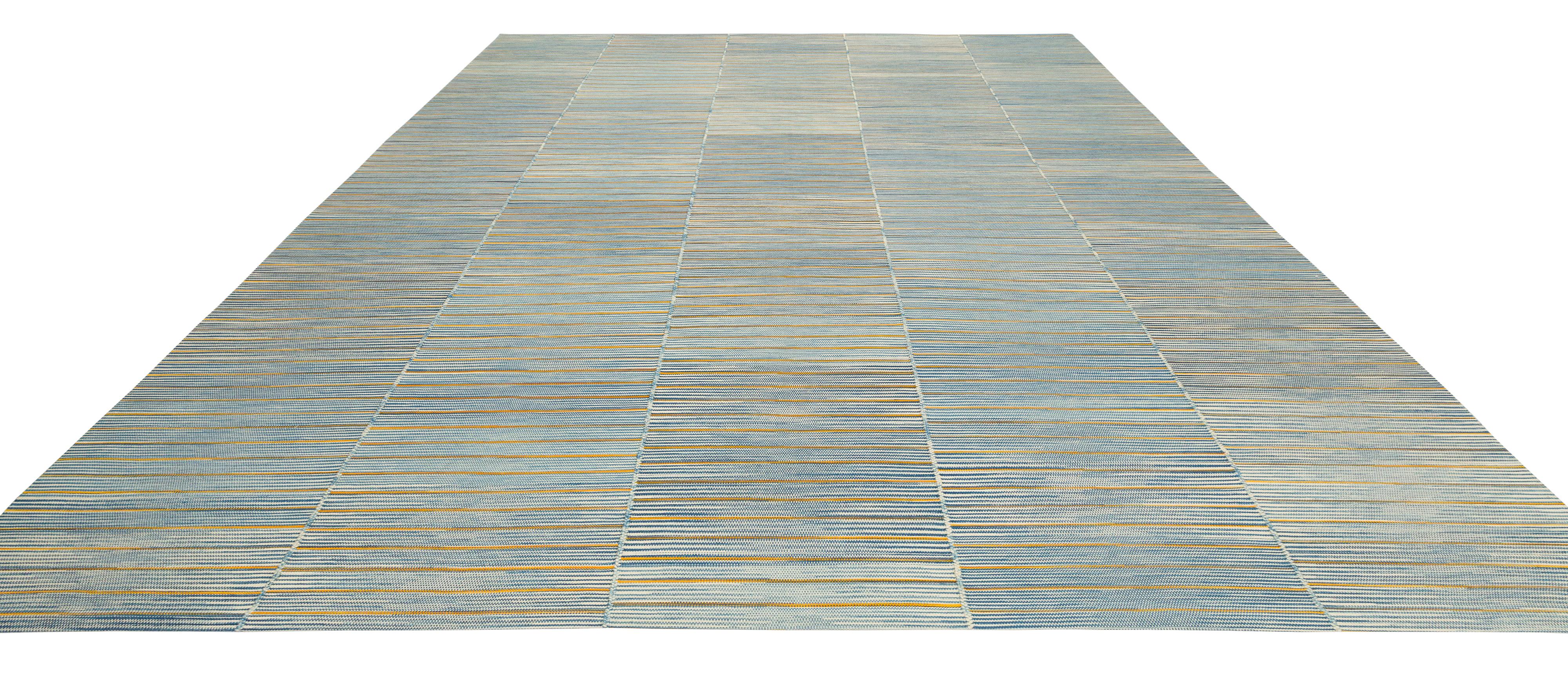 Alfombra tejida a mano estilo Mazandarán - Kilim afgano minimalista en azul suave en venta 2