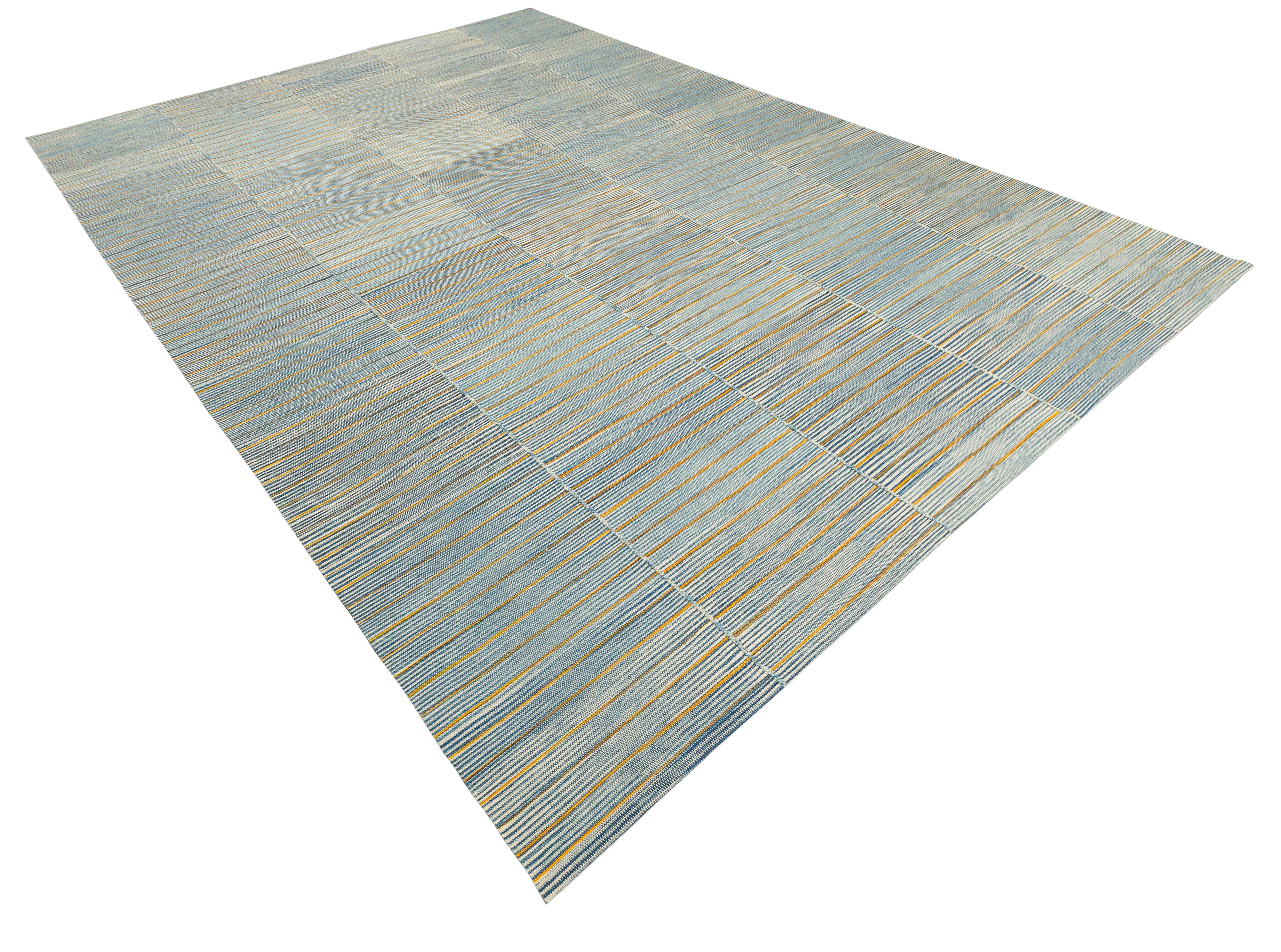 Alfombra tejida a mano estilo Mazandarán - Kilim afgano minimalista en azul suave en venta 3