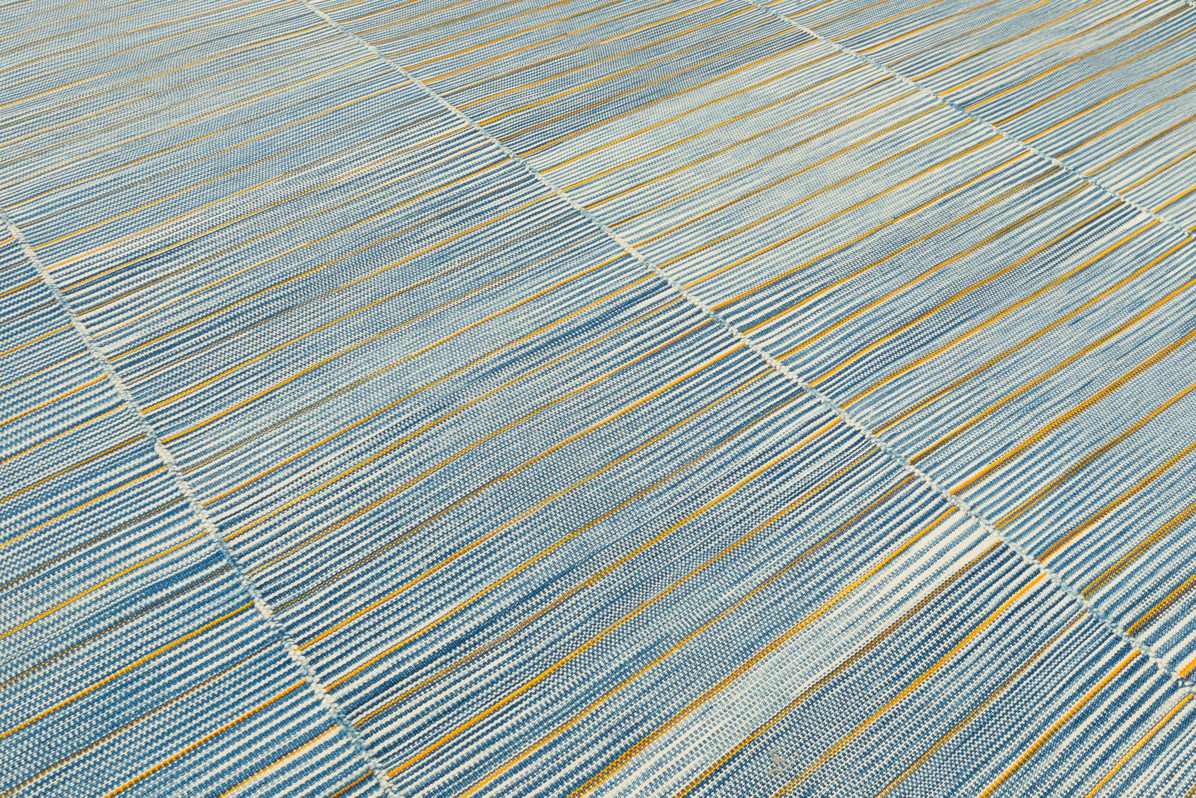 Alfombra tejida a mano estilo Mazandarán - Kilim afgano minimalista en azul suave en venta 5