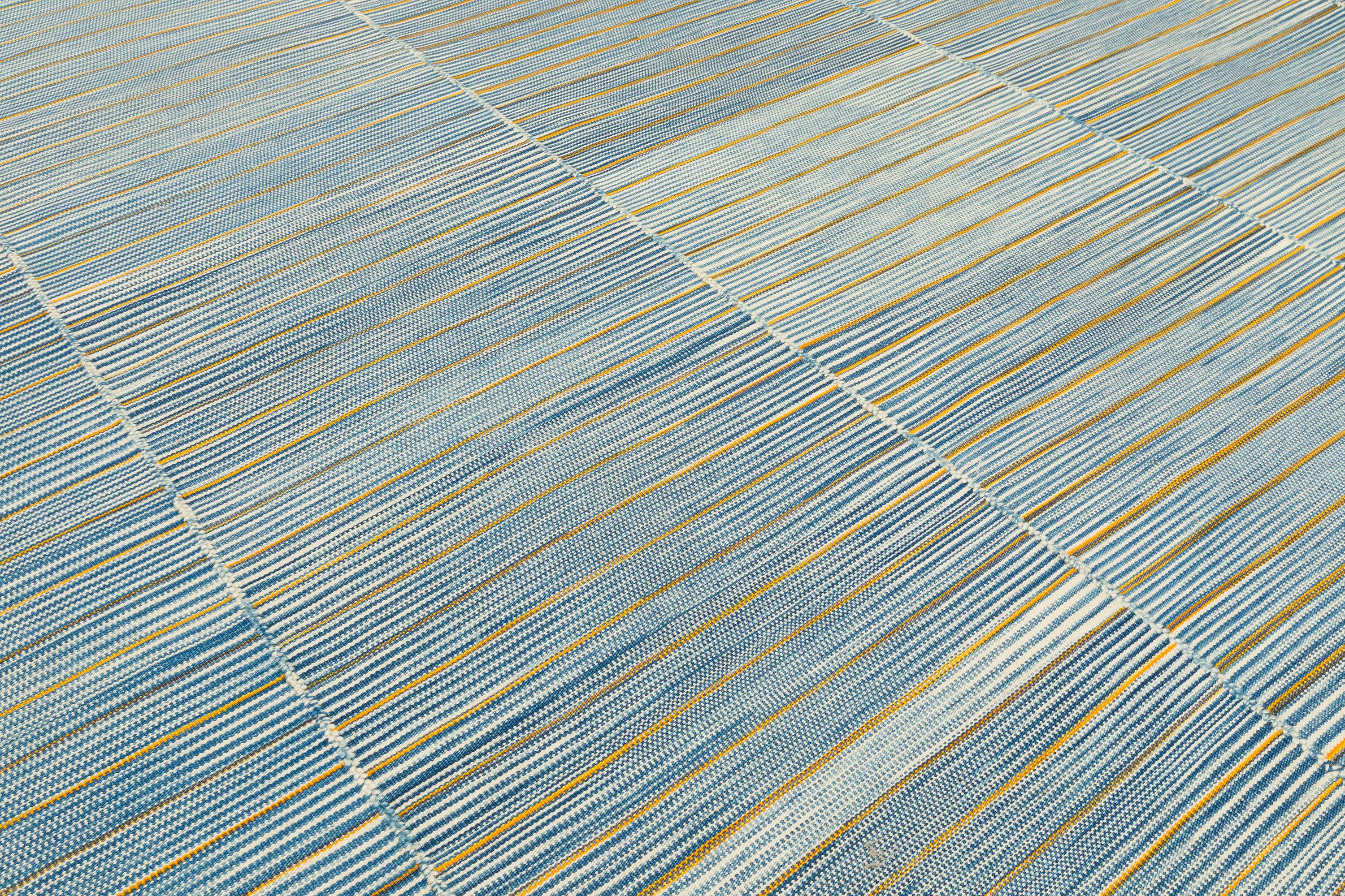 Alfombra tejida a mano estilo Mazandarán - Kilim afgano minimalista en azul suave Moderno en venta