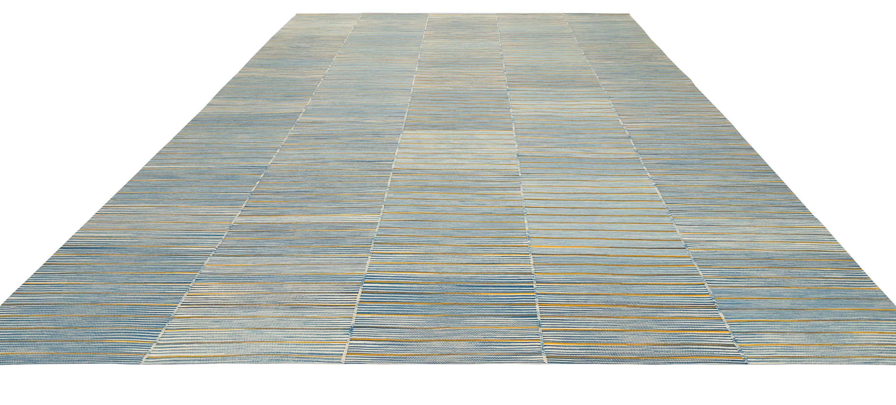 Alfombra tejida a mano estilo Mazandarán - Kilim afgano minimalista en azul suave Siglo XXI y contemporáneo en venta
