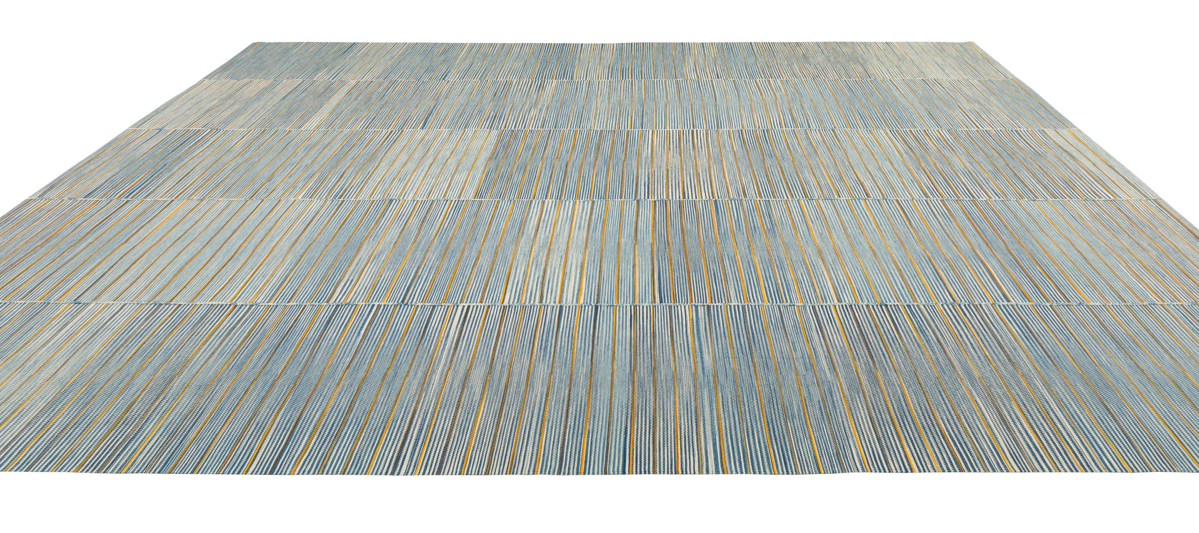 Alfombra tejida a mano estilo Mazandarán - Kilim afgano minimalista en azul suave en venta 1