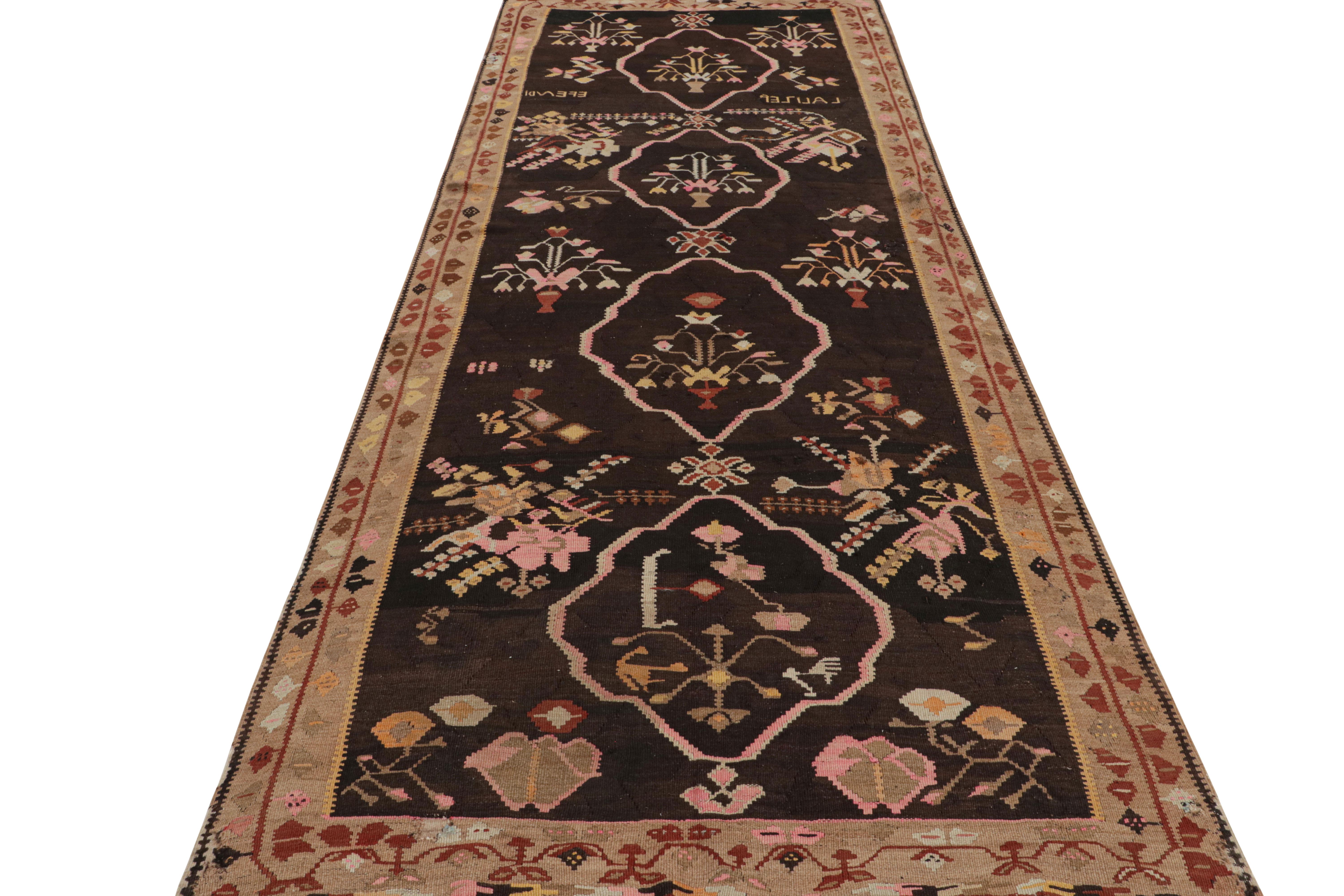 Tappeto vintage di metà secolo intrecciato a mano con motivo floreale beige e marrone di Rug & Kilim In condizioni buone in vendita a Long Island City, NY