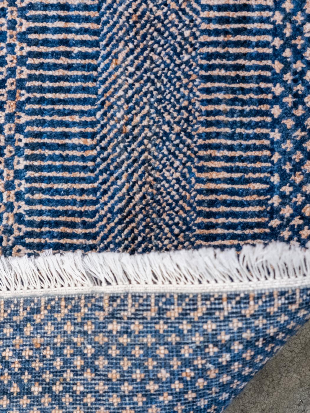 Tintura vegetale Tappeto minimalista in lana tessuto a mano con sottili strisce blu e rame, 8' x 10' in vendita