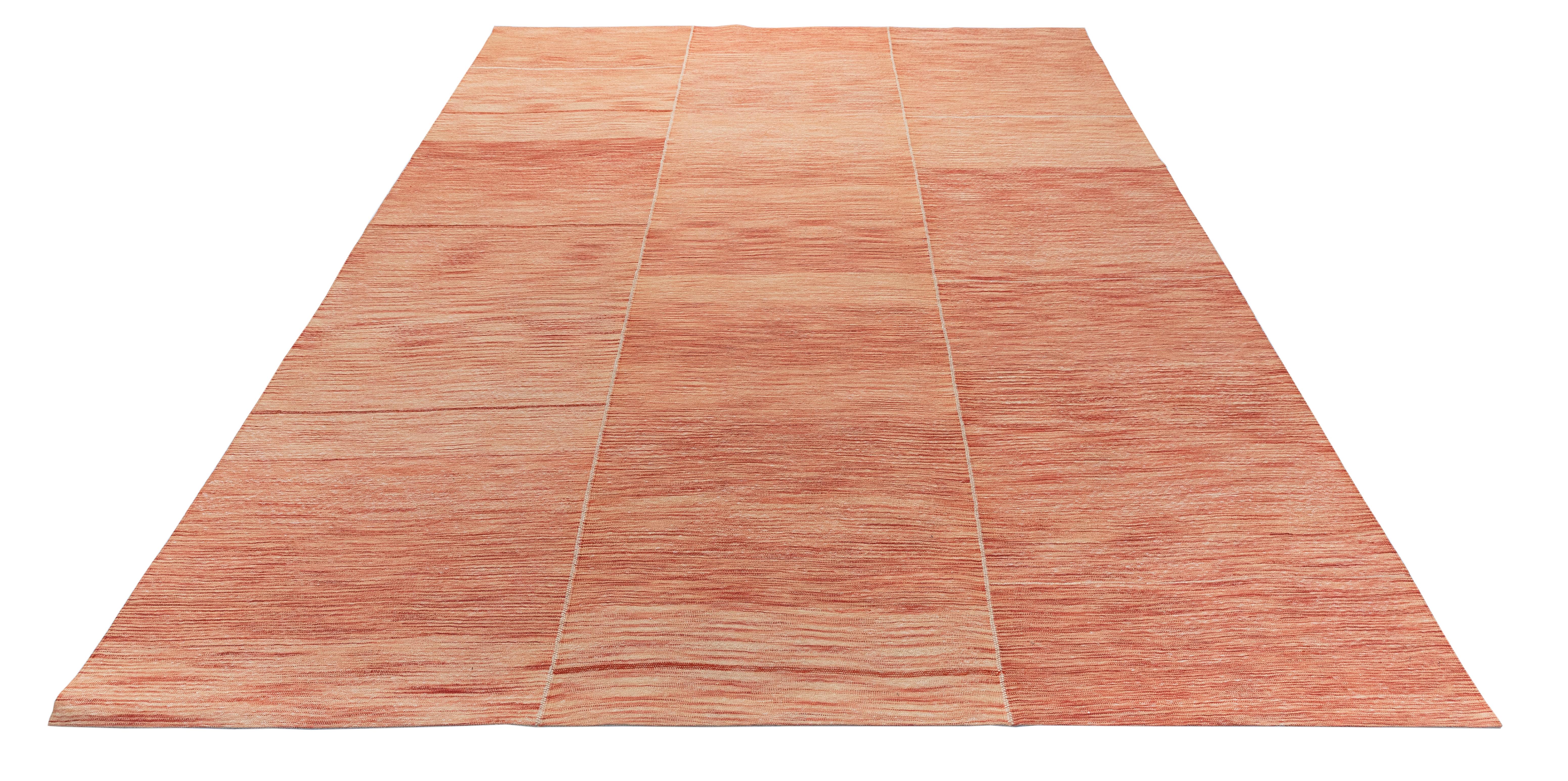 Tappeto moderno tessuto a mano a trama piatta nei toni del corallo - Rug & Kilim contemporaneo in lana In condizioni Nuovo in vendita a New York, NY