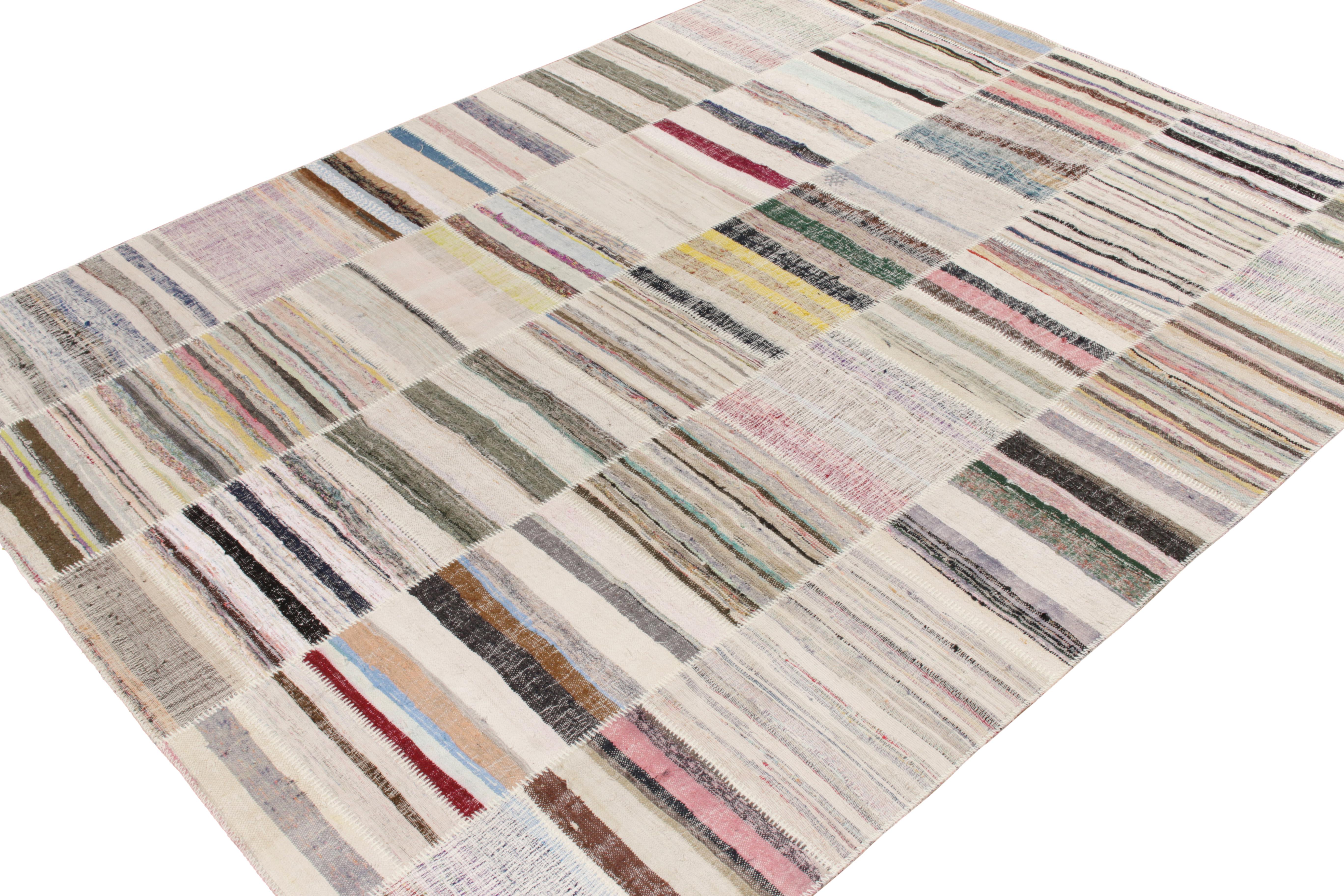 Handgewebter moderner Patchwork-Kelim-Teppich in mehrfarbigem Streifenmuster aus Teppich (Moderne) im Angebot