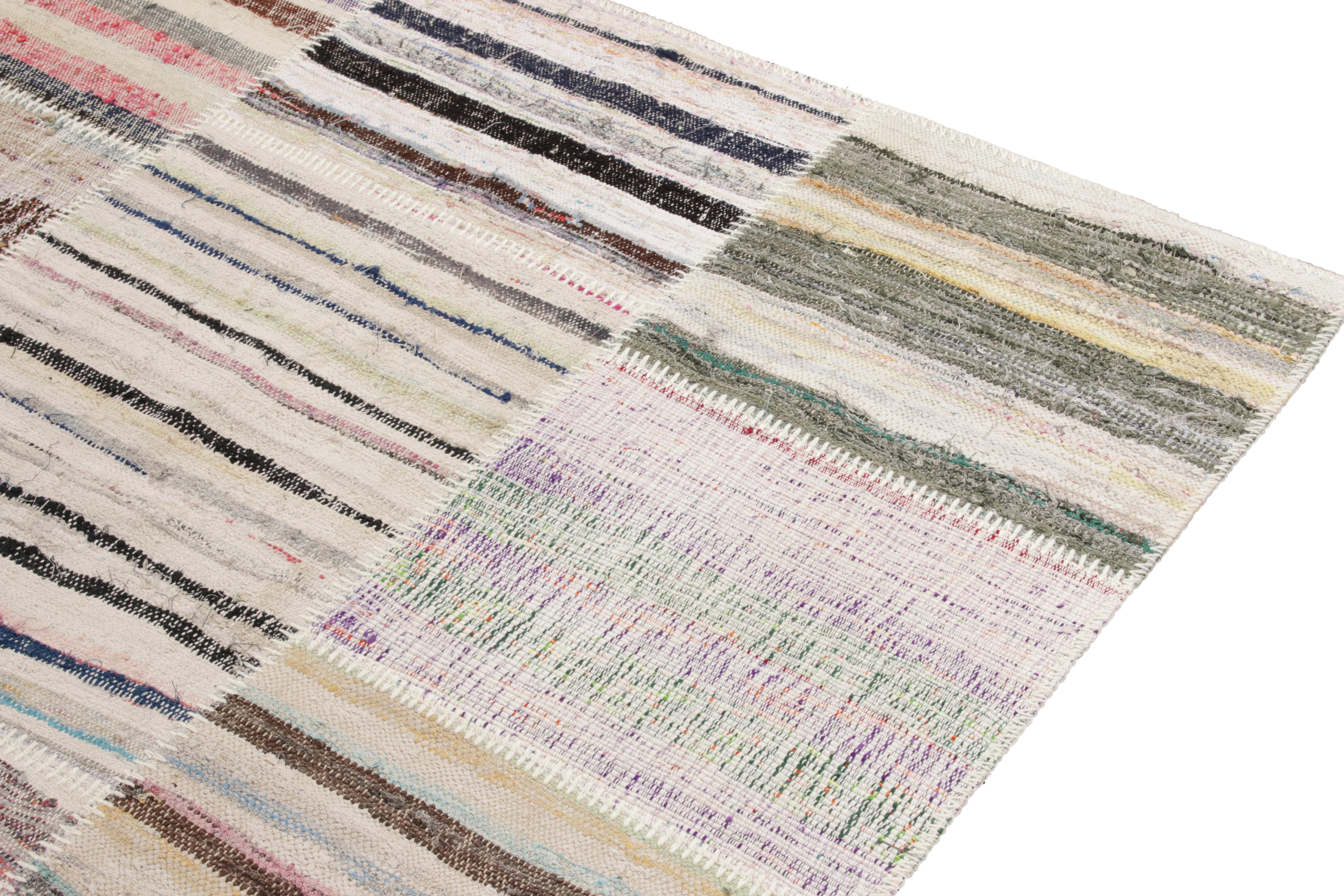 Handgewebter moderner Patchwork-Kelim-Teppich in mehrfarbigem Streifenmuster aus Teppich (Türkisch) im Angebot