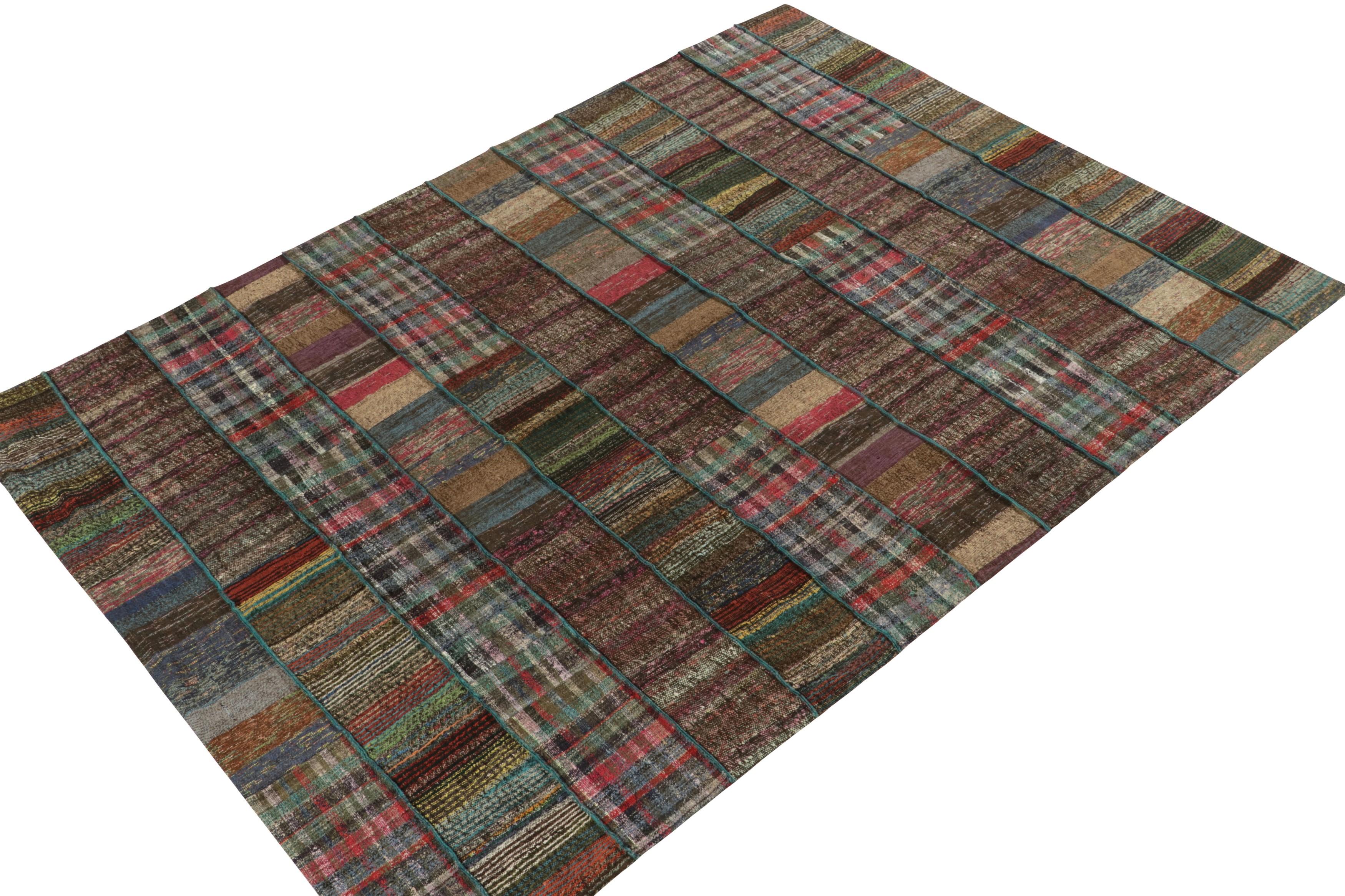 Rug & Kilim ist stolz darauf, seine künstlerische Vision eines Patchwork-Kelims zu präsentieren, der alte Garne zu einzigartigen Kunstwerken umgestaltet. Dieses 7x10 große Flachgewebe weist ein gestreiftes Muster auf, das in verschiedenen