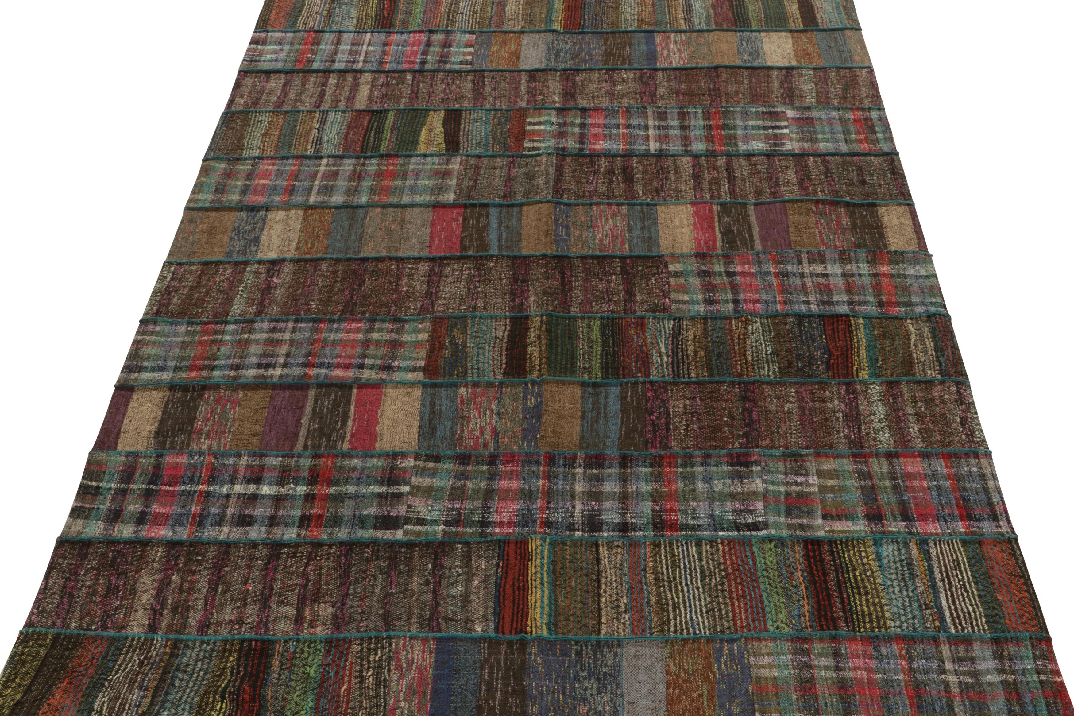 Handgewebter moderner Patchwork-Kelim-Teppich in polychromem Streifenmuster von Teppich & Kelim (Türkisch) im Angebot