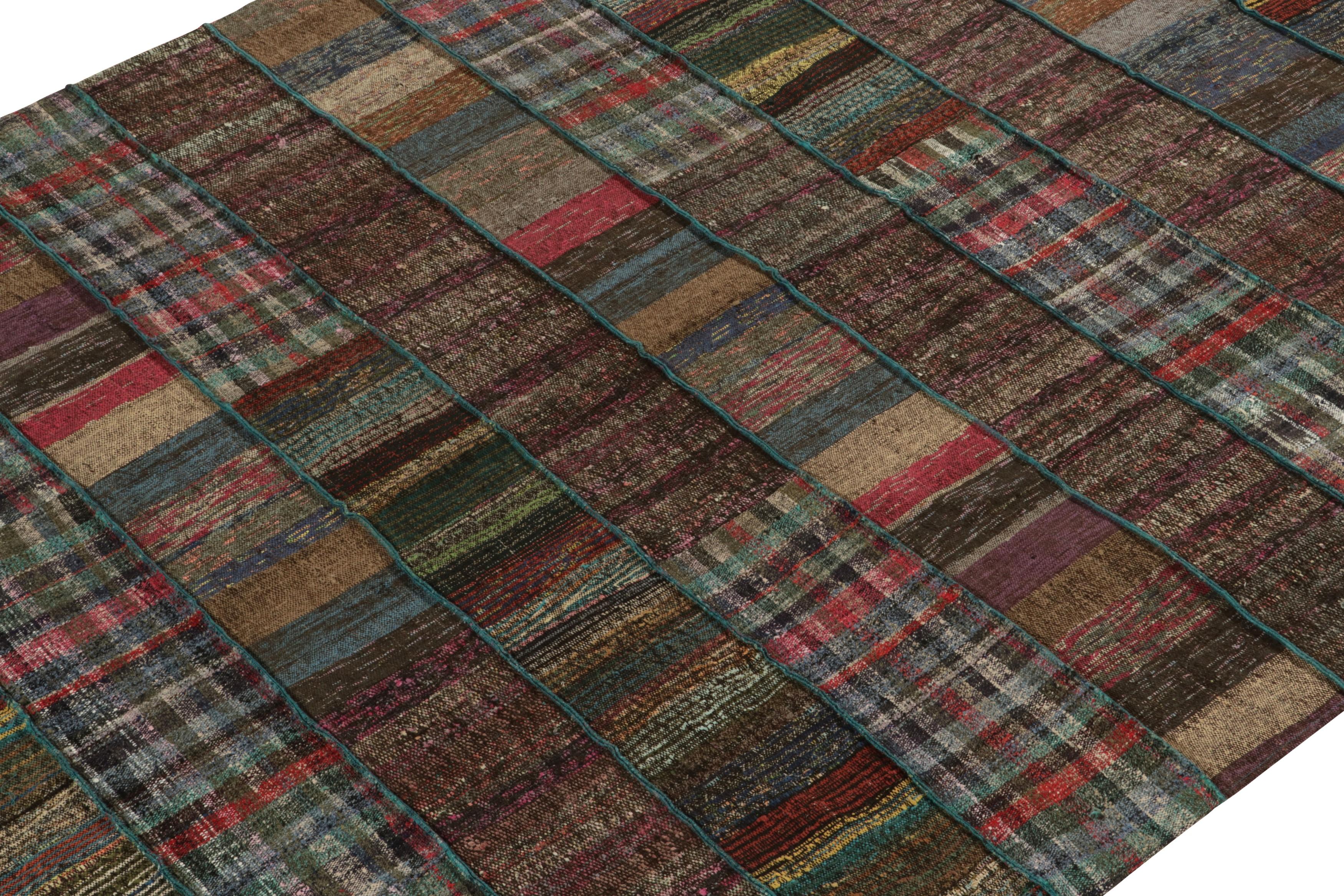 Handgewebter moderner Patchwork-Kelim-Teppich in polychromem Streifenmuster von Teppich & Kelim (Handgeknüpft) im Angebot
