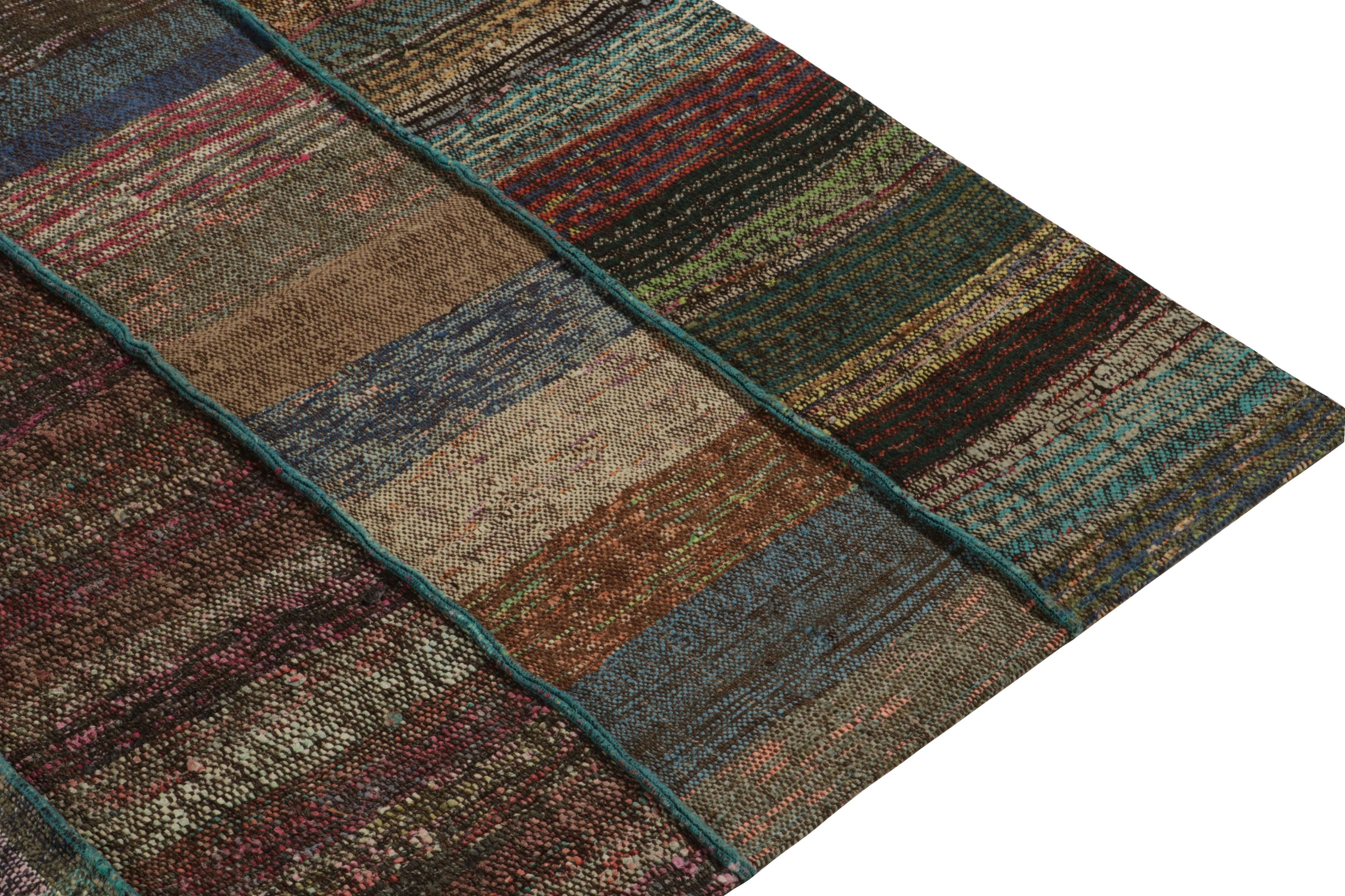 Handgewebter moderner Patchwork-Kelim-Teppich in polychromem Streifenmuster von Teppich & Kelim im Zustand „Gut“ im Angebot in Long Island City, NY