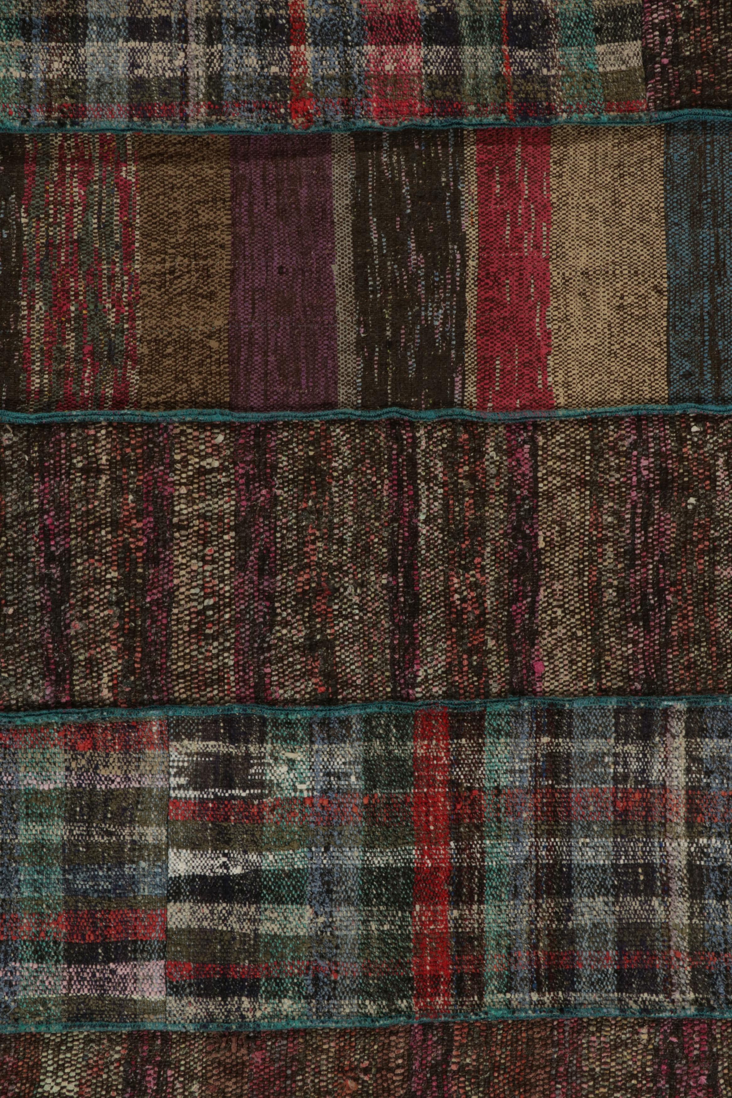 Handgewebter moderner Patchwork-Kelim-Teppich in polychromem Streifenmuster von Teppich & Kelim (21. Jahrhundert und zeitgenössisch) im Angebot
