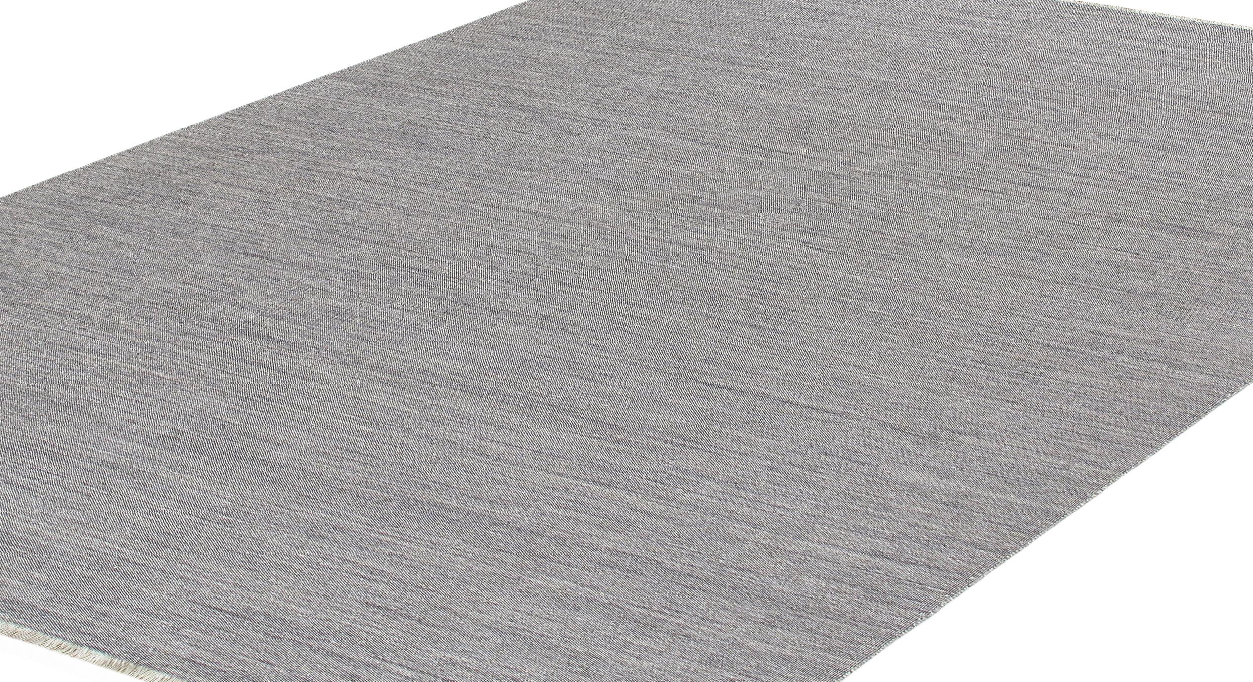 Handgewebter moderner Teppich aus Indien  Merinowolle, Neutrale Töne, Minimalistisches Design (Moderne) im Angebot