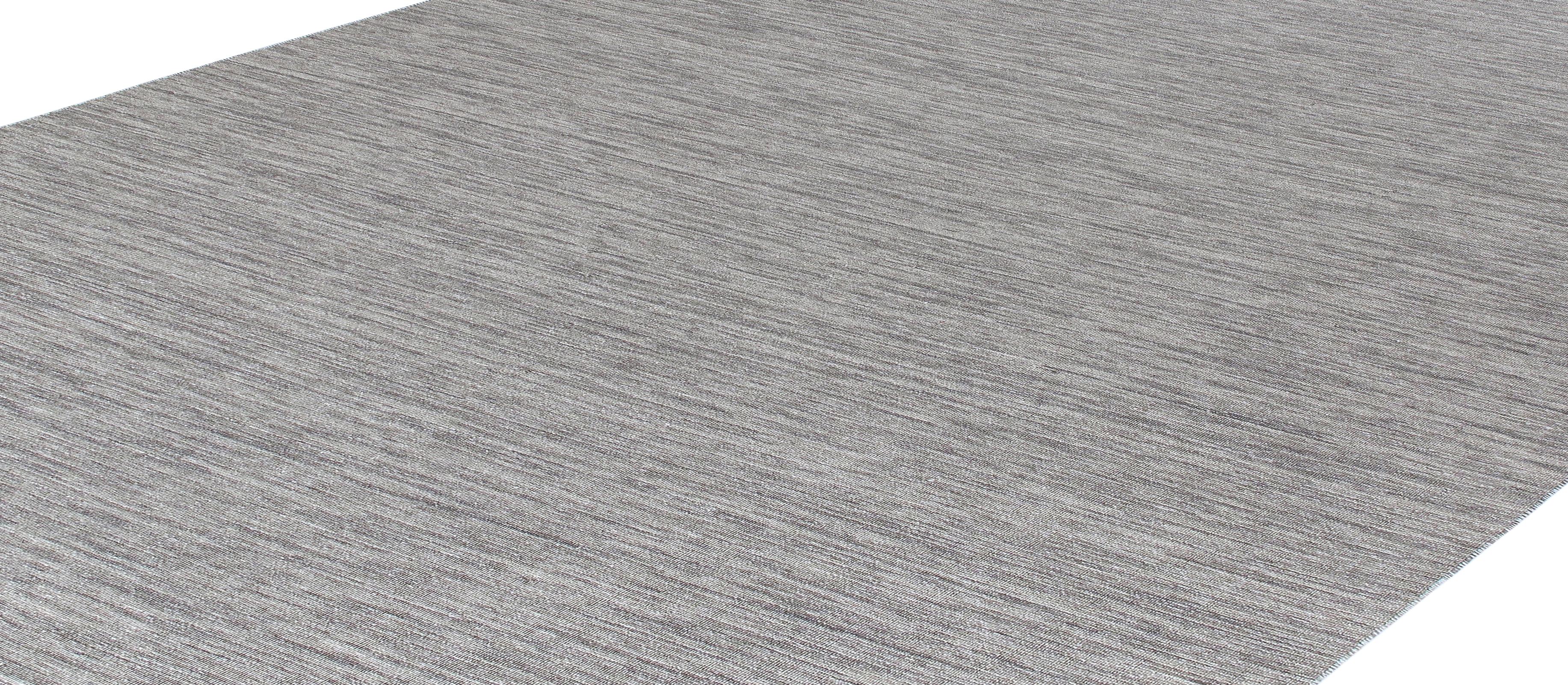 Moderno Tappeto moderno intrecciato a mano  Design minimalista grigio neutro in lana Merino in vendita