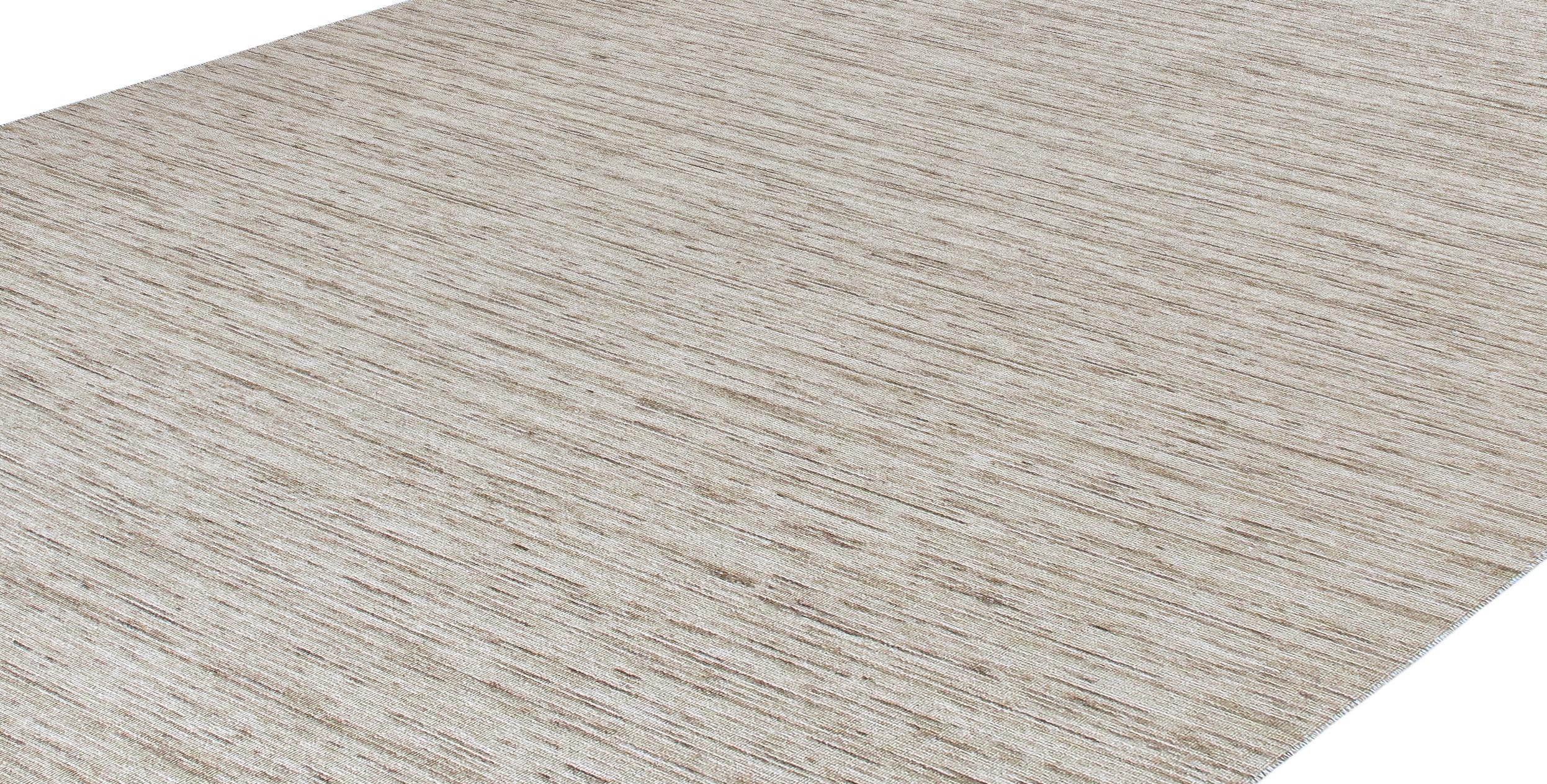 Questo tappeto moderno è tessuto a mano in India con la migliore lana Merino della Nuova Zelanda, nota per la sua eccezionale morbidezza e resistenza. La tavolozza neutra, creata con toni naturali accuratamente selezionati, ne esalta l'eleganza