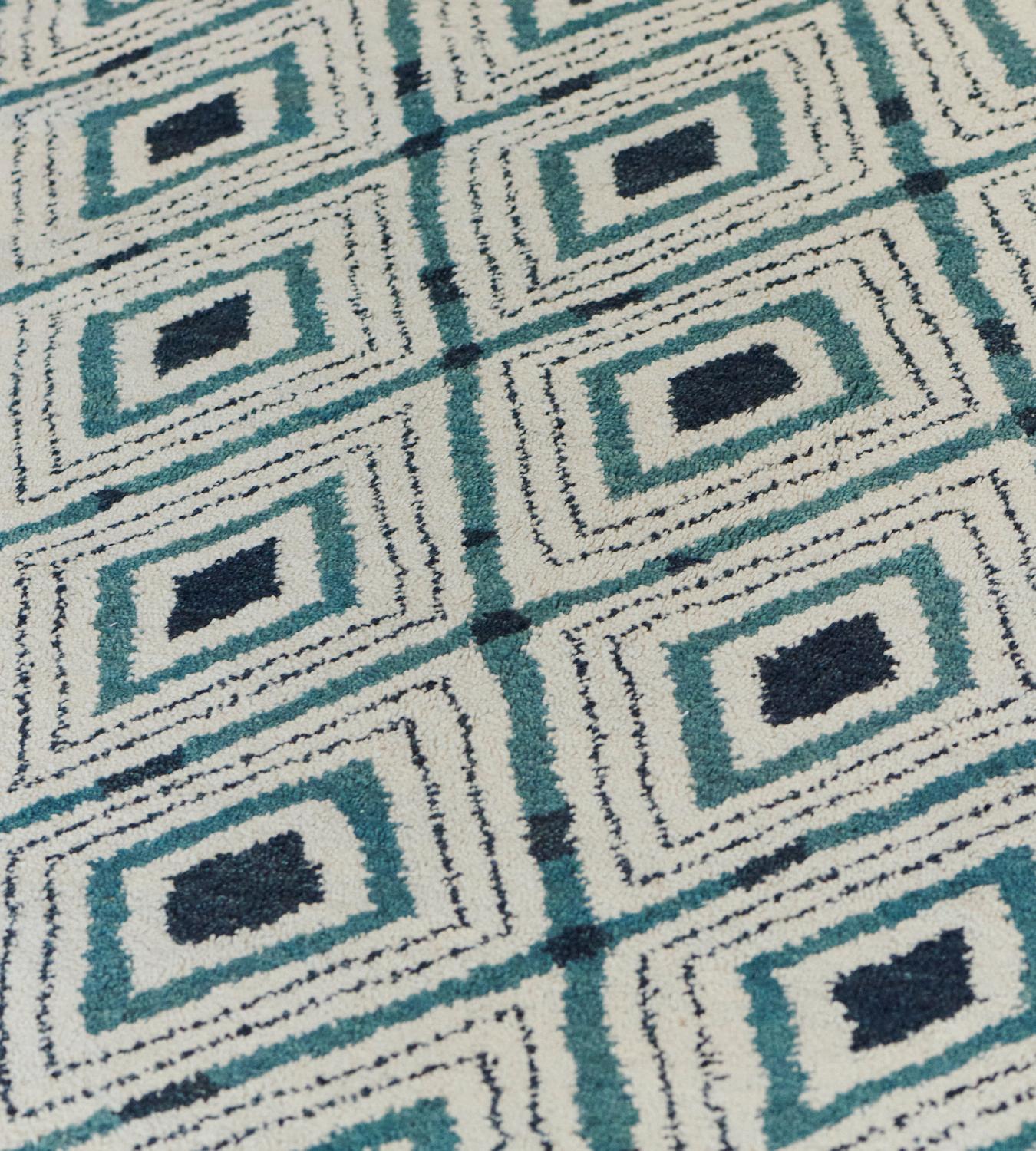 Handgewebter moderner Teppich aus Wolle mit Diamantmuster im Angebot 1