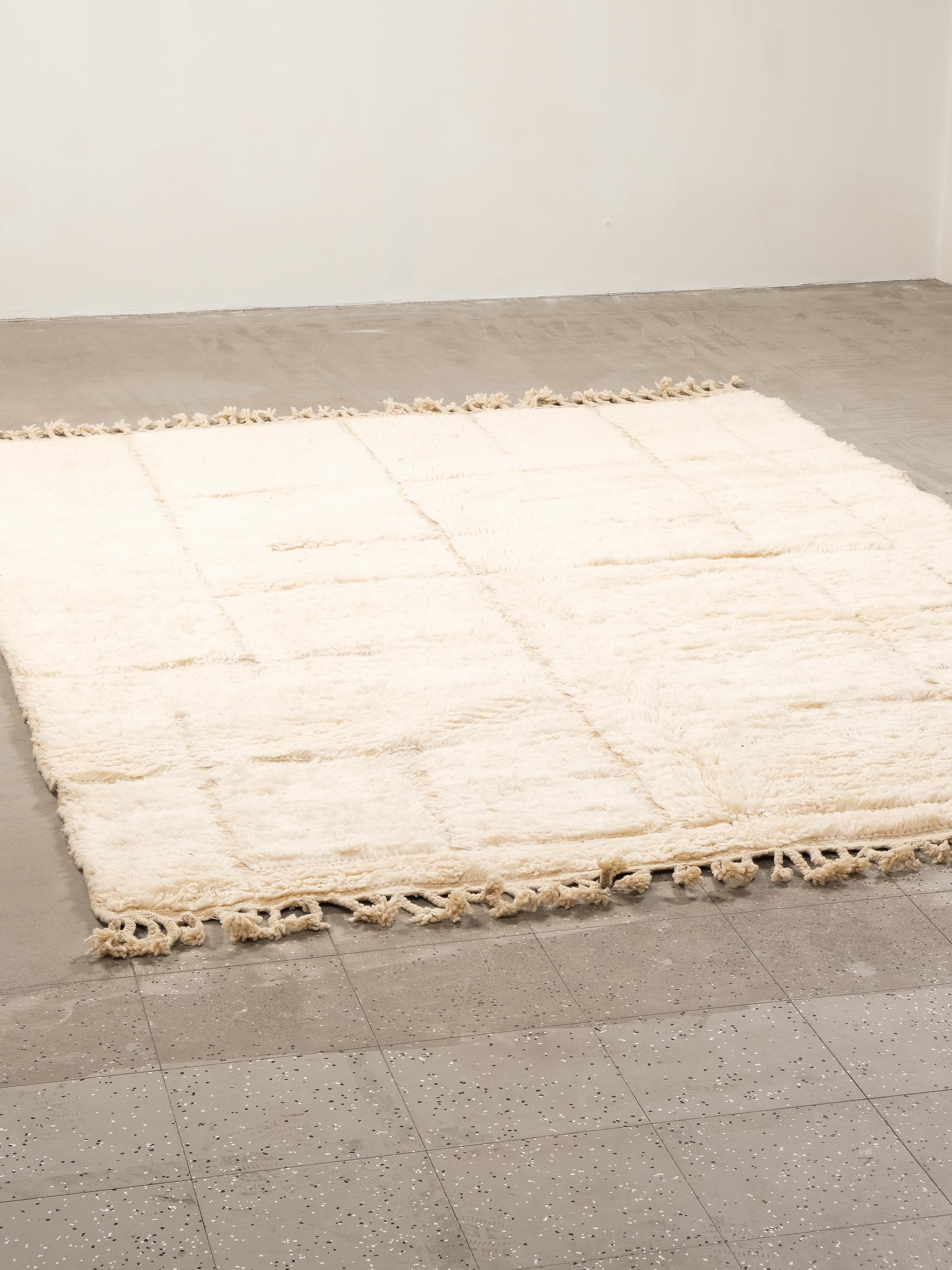 Handwoven Moroccan Cream White Wool Rug with Geometric Motif in vendita 3