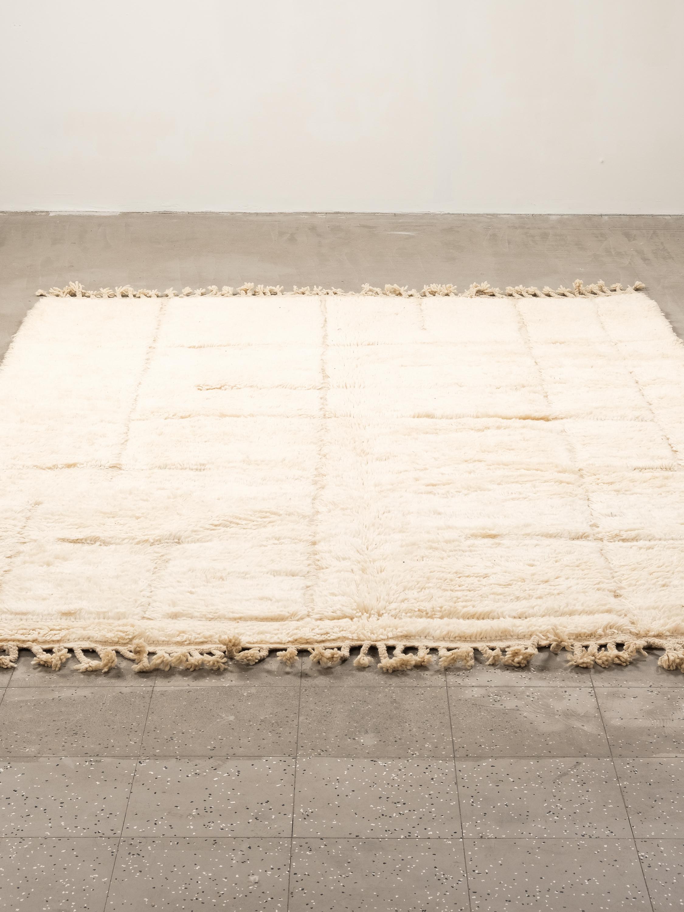 Handwoven Moroccan Cream White Wool Rug with Geometric Motif in vendita 4